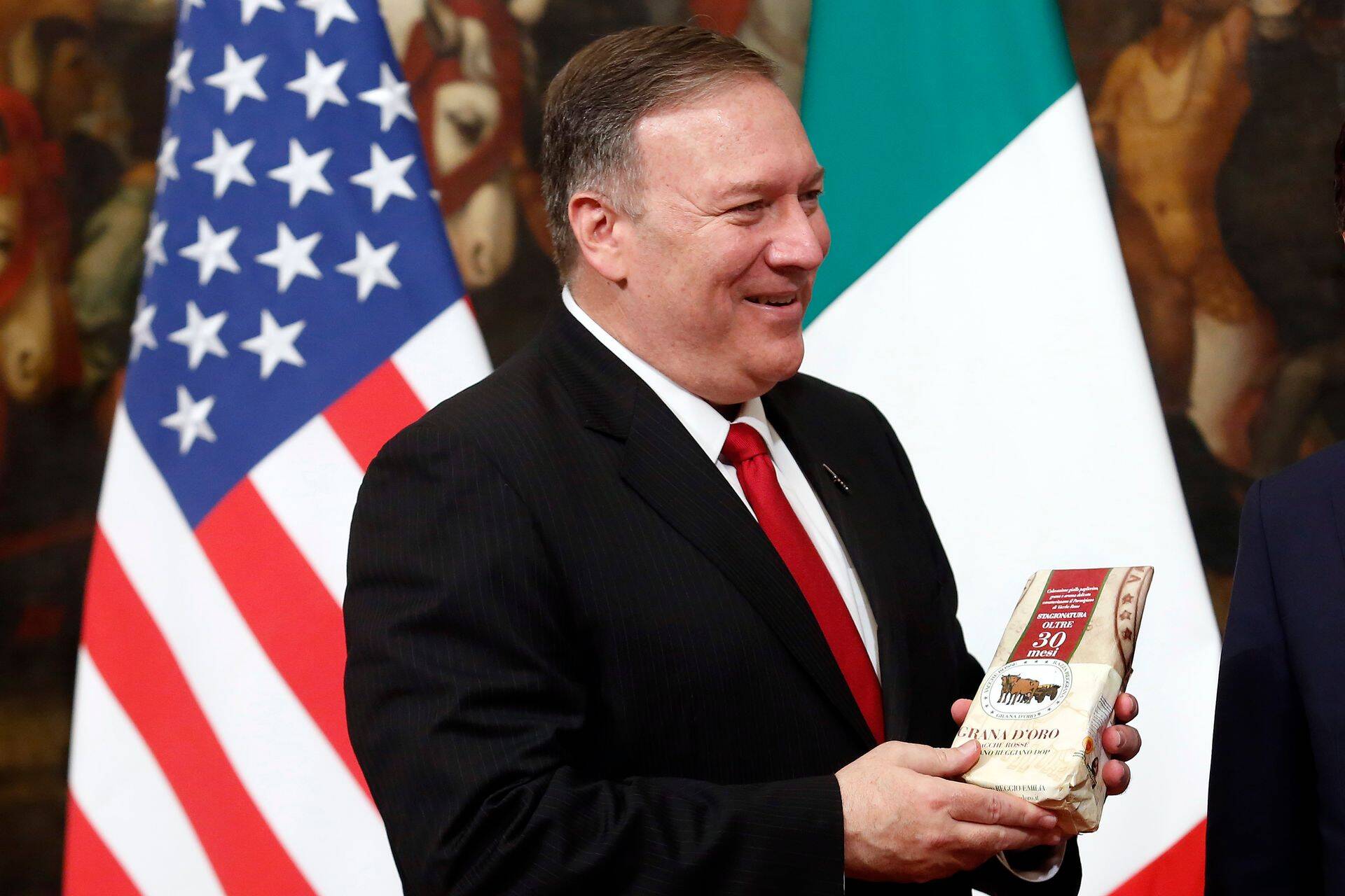 Ameerika Ühendriikide välisministrile Mike Pompeole kingitakse pakk parmesani juustu.