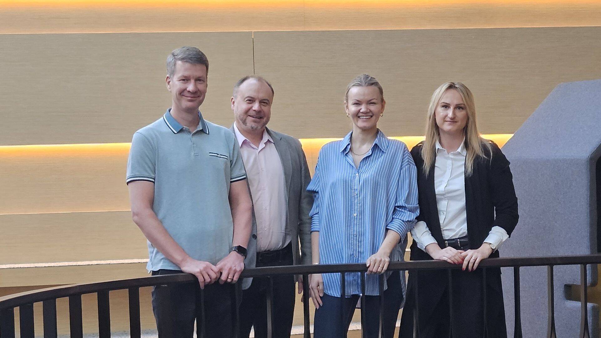 Salesforce Marketing Cloudi konsultant Taavi Uudam, GBC tegevjuht Juri Dushko, Telia Eesti digiturunduse osakonna juht Emilie Toomela-Kärson ja saatejuht Keit Ausner.