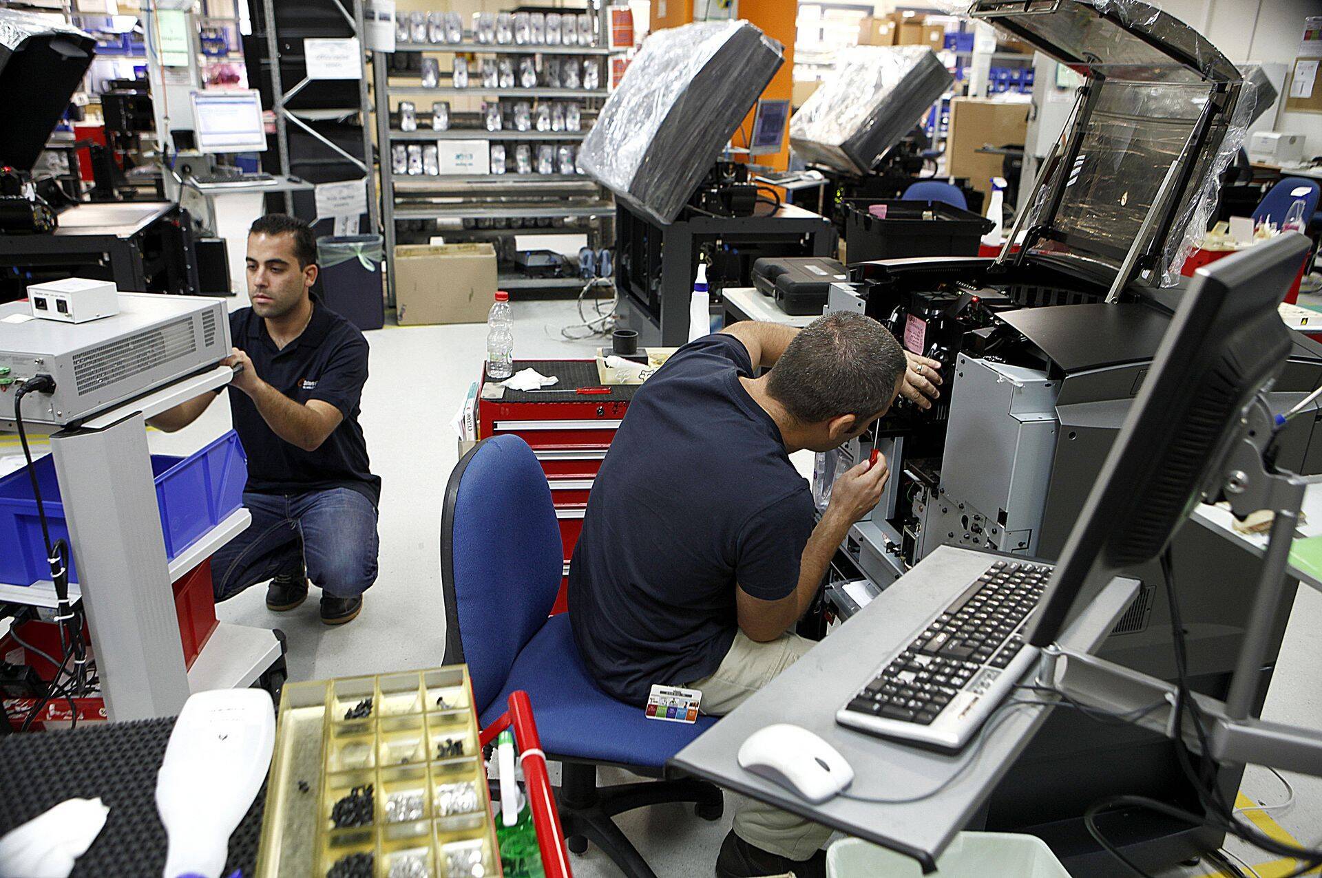 Stratasyse tehnikud Iisraelis Rehovoti tehases.