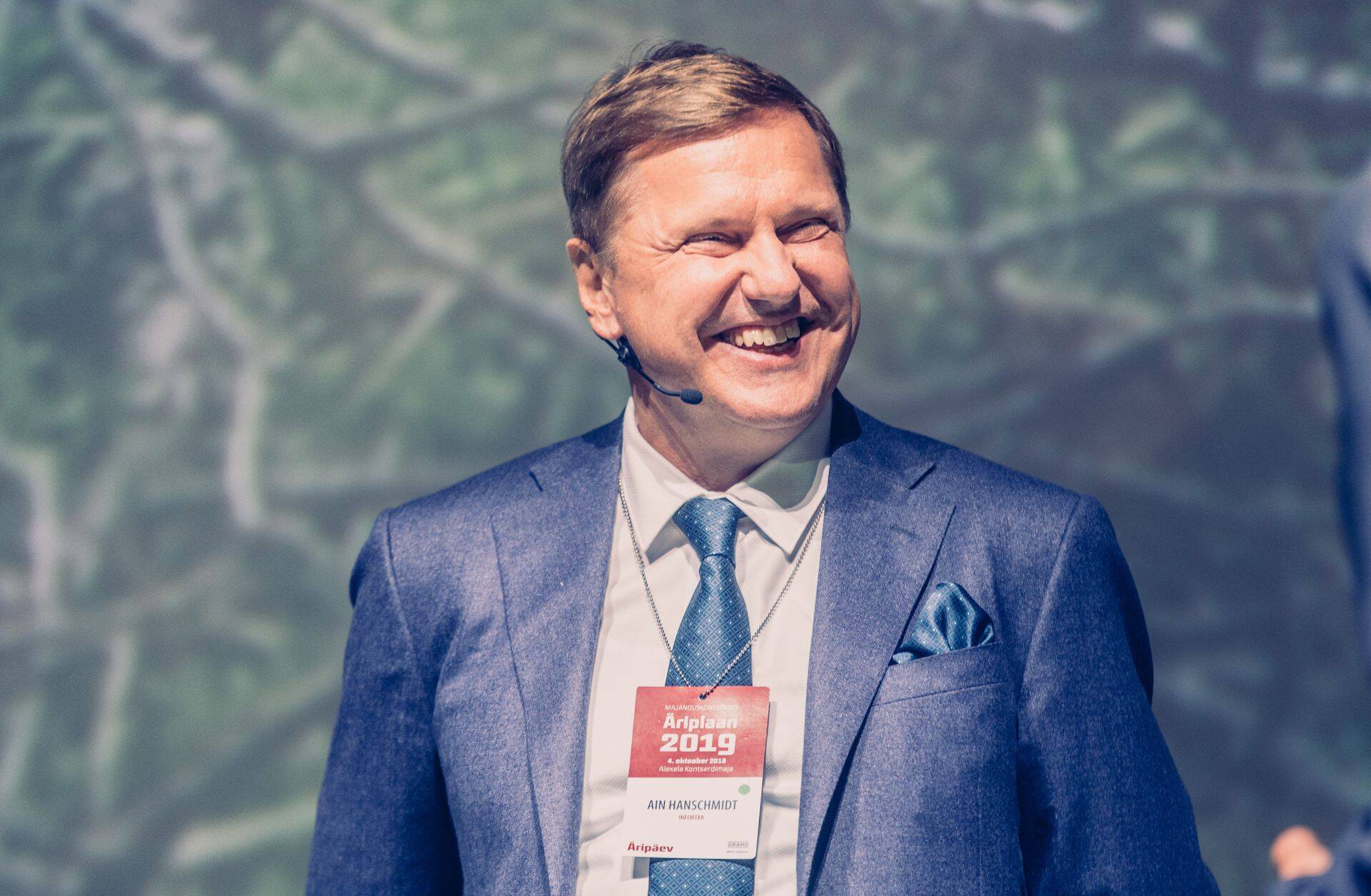 AS Tallink Takso omanikud on AS Infortar ja laevandusfirma AS Tallink Grupp. Ain Hanschmidt on rääkinud, et Infortar tegi Tallink Takso, mis viiks turistid linna, et nad ei satuks kallite taksode peale, kes küsivad paari kilomeetri eest 1500 krooni. Tüssamise korral on nad vihased ikka Tallinki peale, rääkis Hanschmidt.