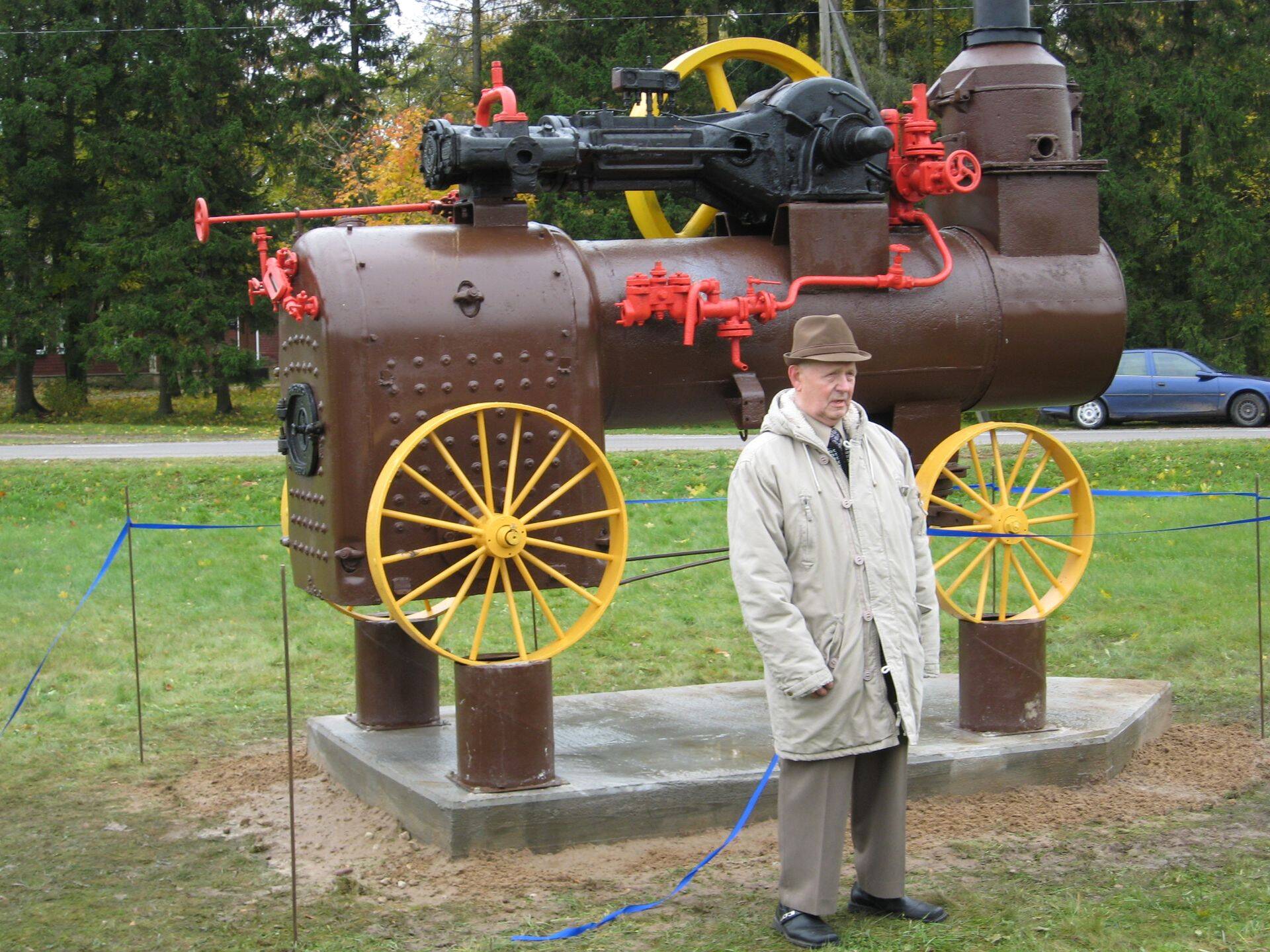 Restaureeritud monument-aurukatla avamine Vinni vallamaja ees 2009. a. Valmistatud Hersoni Lokomobiilitehases. Kõneleb Endel Tikop, kelle juhitud Pajusti karusloomafarmis sai söödaköök katlalt kõrgsurveauru subproduktide keetmiseks ja veesoojendamiseks.