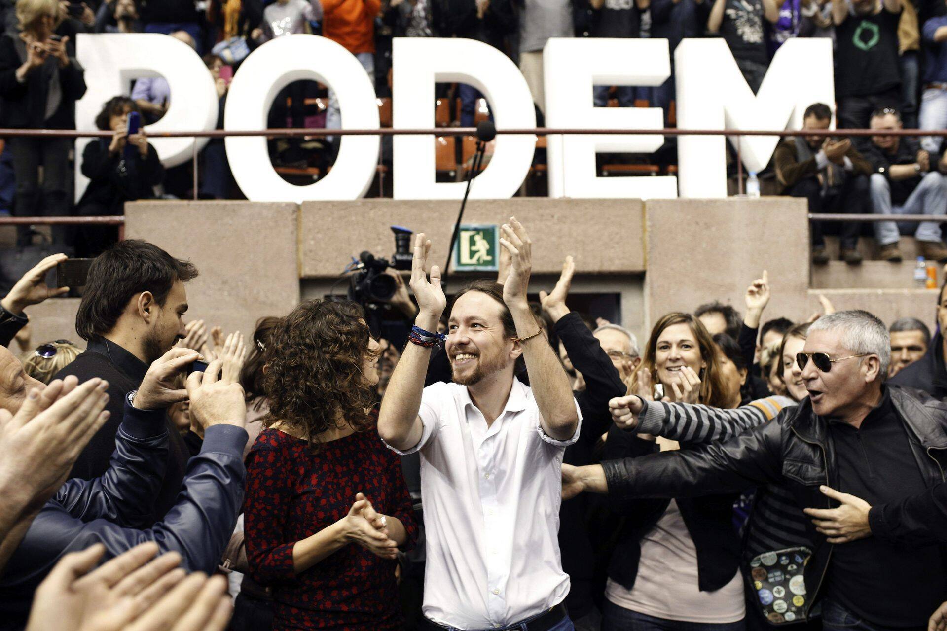 Hispaania vasakpoolne partei Podemos juht Pablo Iglesias (keskel)