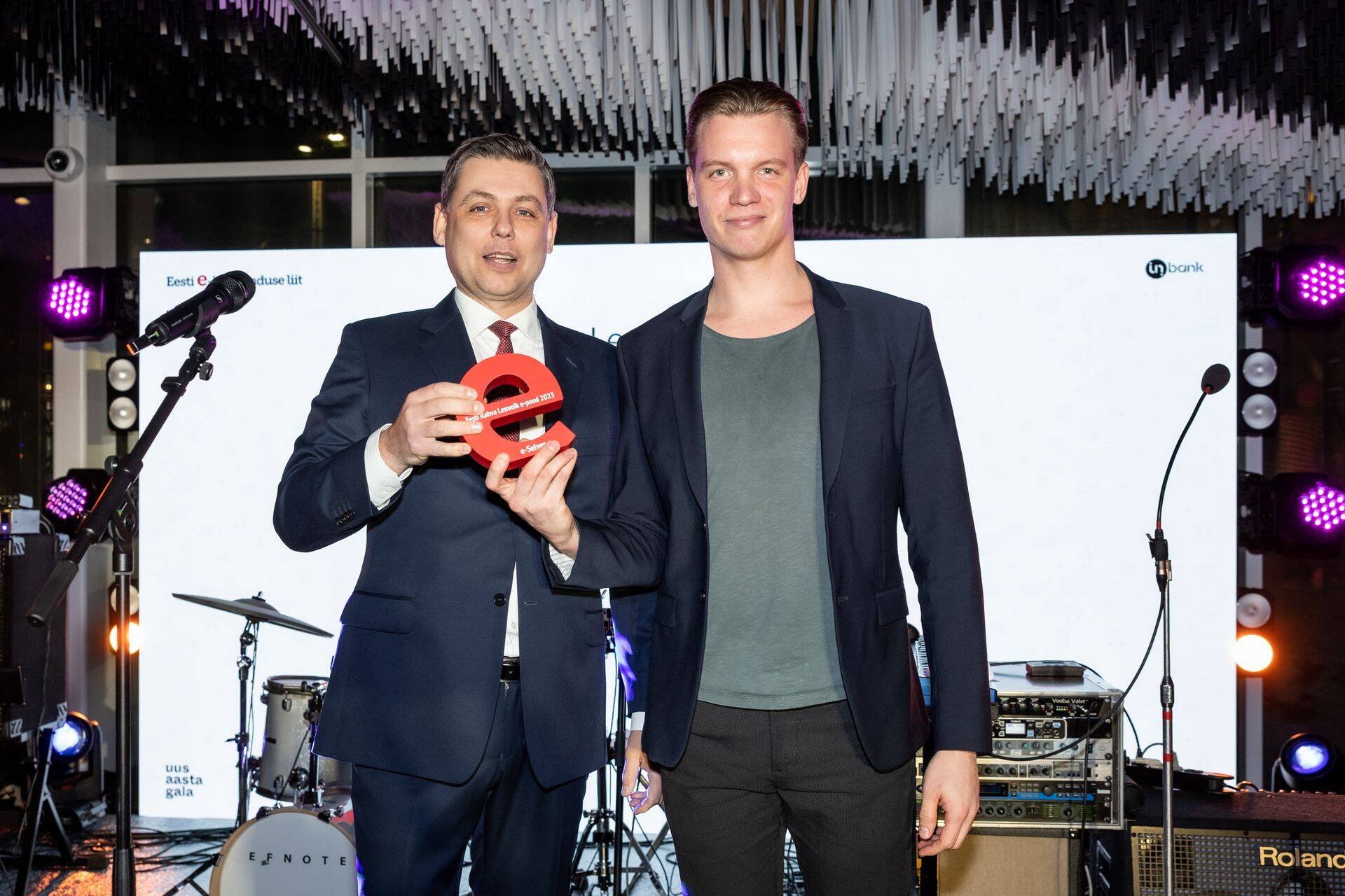 Eesti E-kaubanduse Liidu tegevjuht Tõnu Väät (vasakul) tunnustas pidulikul galal e-Selverit, kes osutus selle aasta parima ehk rahva lemmik e-poe konkursi võitjaks.