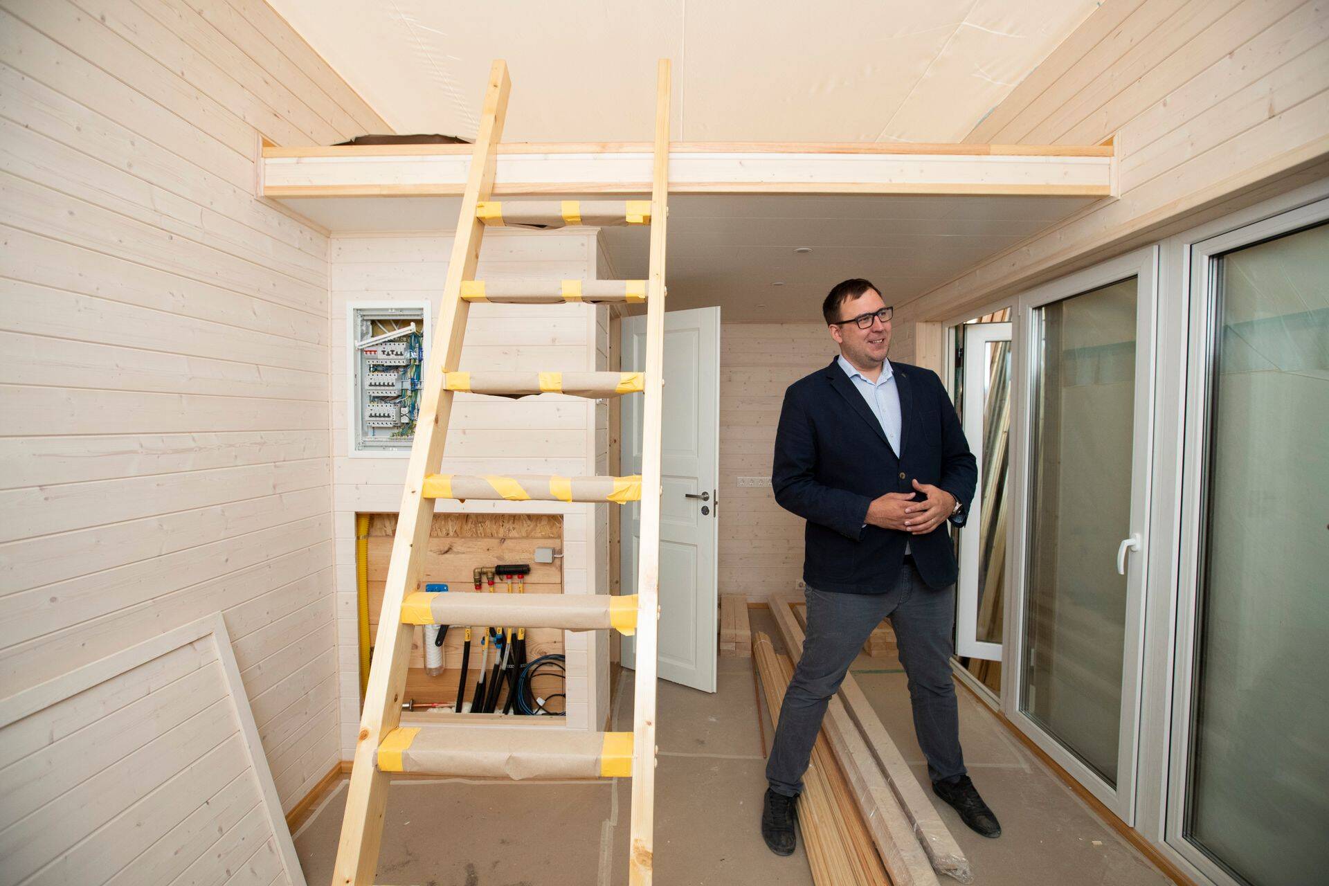 Valmis hoone, mis viiakse lähipäevil kliendile. Bekmann ütleb, et mitte ühtki klienti ei saa praegu ukse pealt tagasi saata. Kui töömehi ei jätku, siis tuleb neid lihtsalt korraks juurde leida. Tulevik pole midagi nii kindel ja praegu loeb iga tellimus.