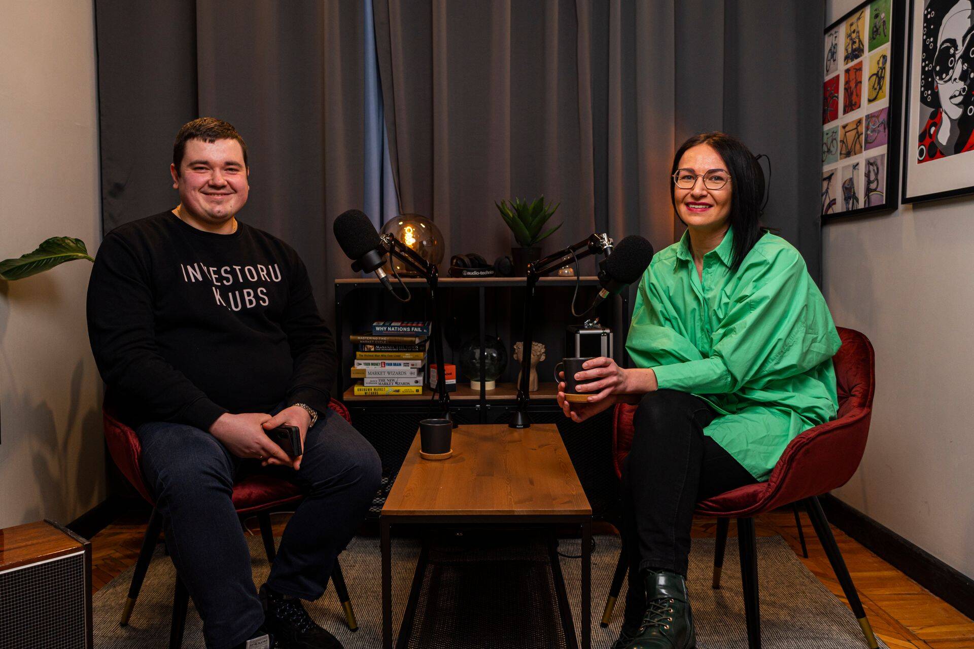 Alina Zela, kustības #ceļāuzfinansiāloneatkarību autore un mentore, un Kaspars Peisenieks, Investoru Kluba izpilddirektors