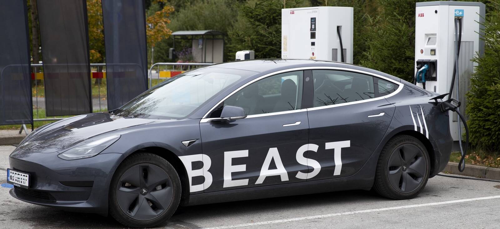 33 riigi elektriautode laadimishindade võrdlemiseks kasutati autona Tesla Model 3.