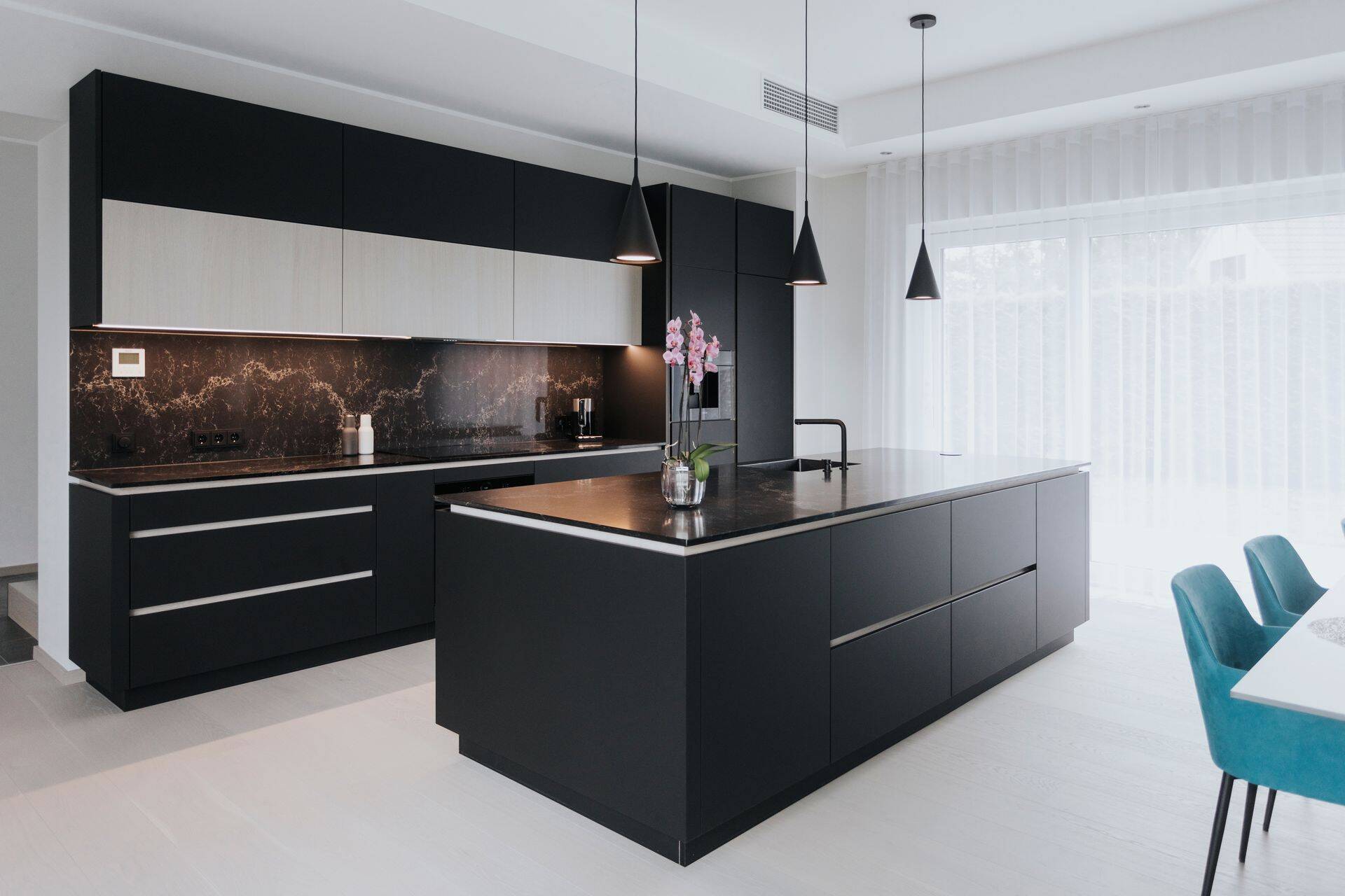 Черная кухня, акцентом которой служит тонированное дерево.