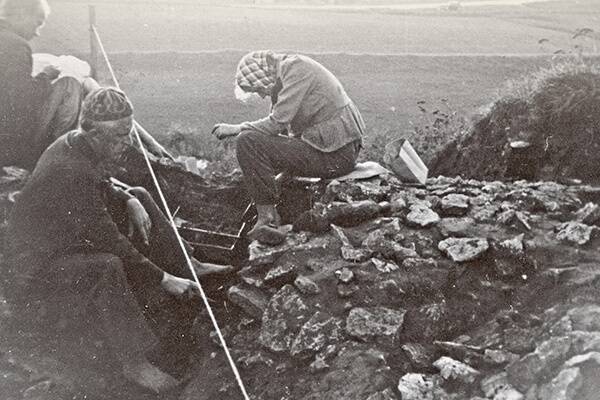Arheoloogilised kaevamised 1937. aastal Iru linnamäel. © Rahvusarhiivi filmiarhiiv
