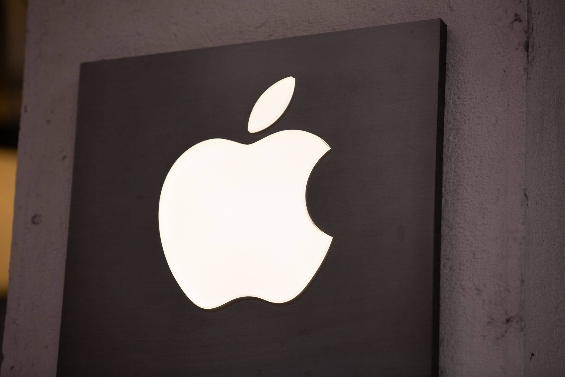 Акции Apple торгуются рядом с историческими максимумами.