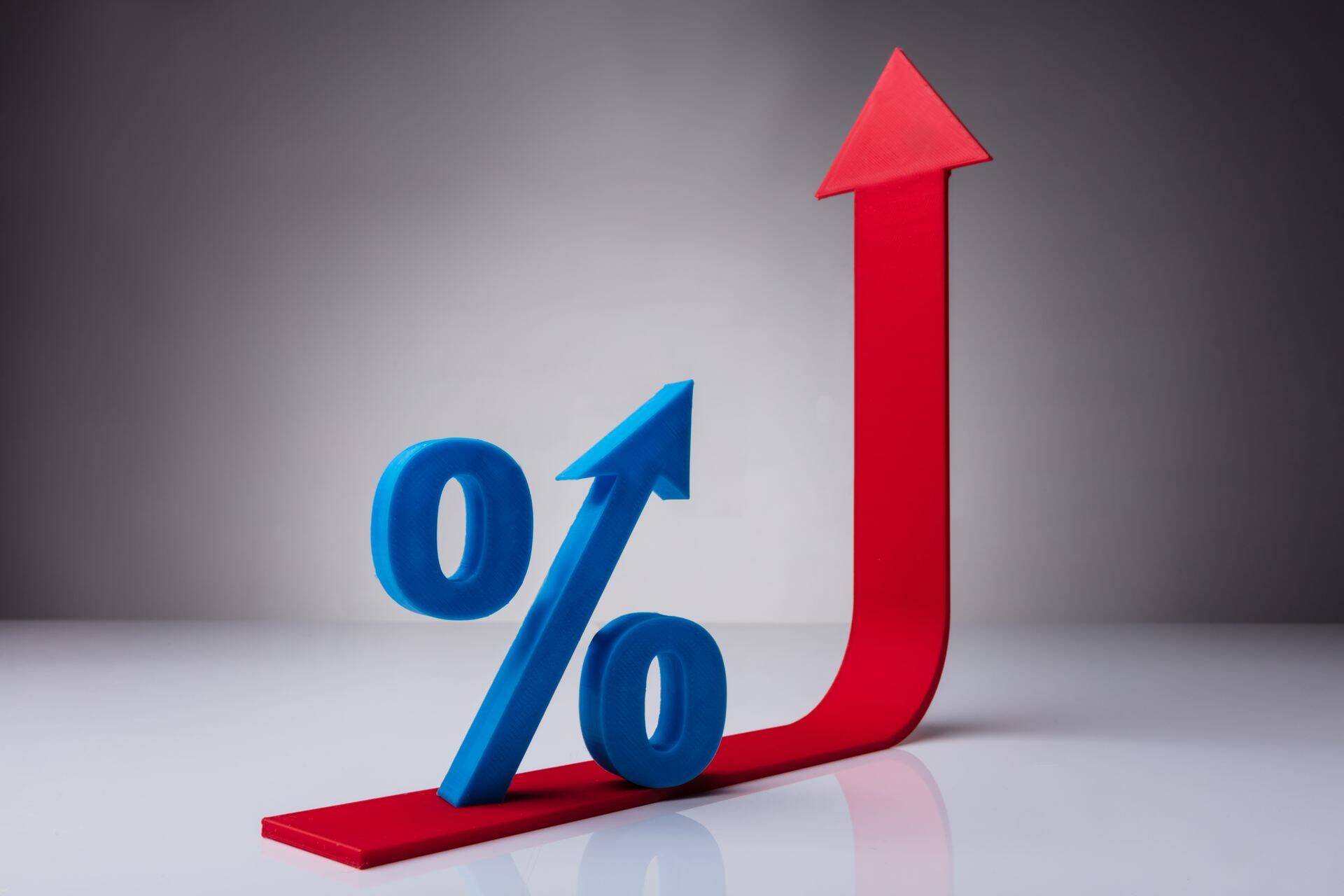Tirgus, protams, cer, ka recesija nebūs, lai šāds it kā pozitīvs scenārijs droši vien nozīmētu, ka vēl smagāk ar procentlikmju bomi pa galvu ekonomikai iekrauj FRS. Acīmredzami centrālie baņķieri ne par ko negrib, ka iesakņojas noturīgi paaugstināta inflācija un tās gaidas, ko tad sev līdzi komplektā varētu nest šāda ļoti mērena recesija.