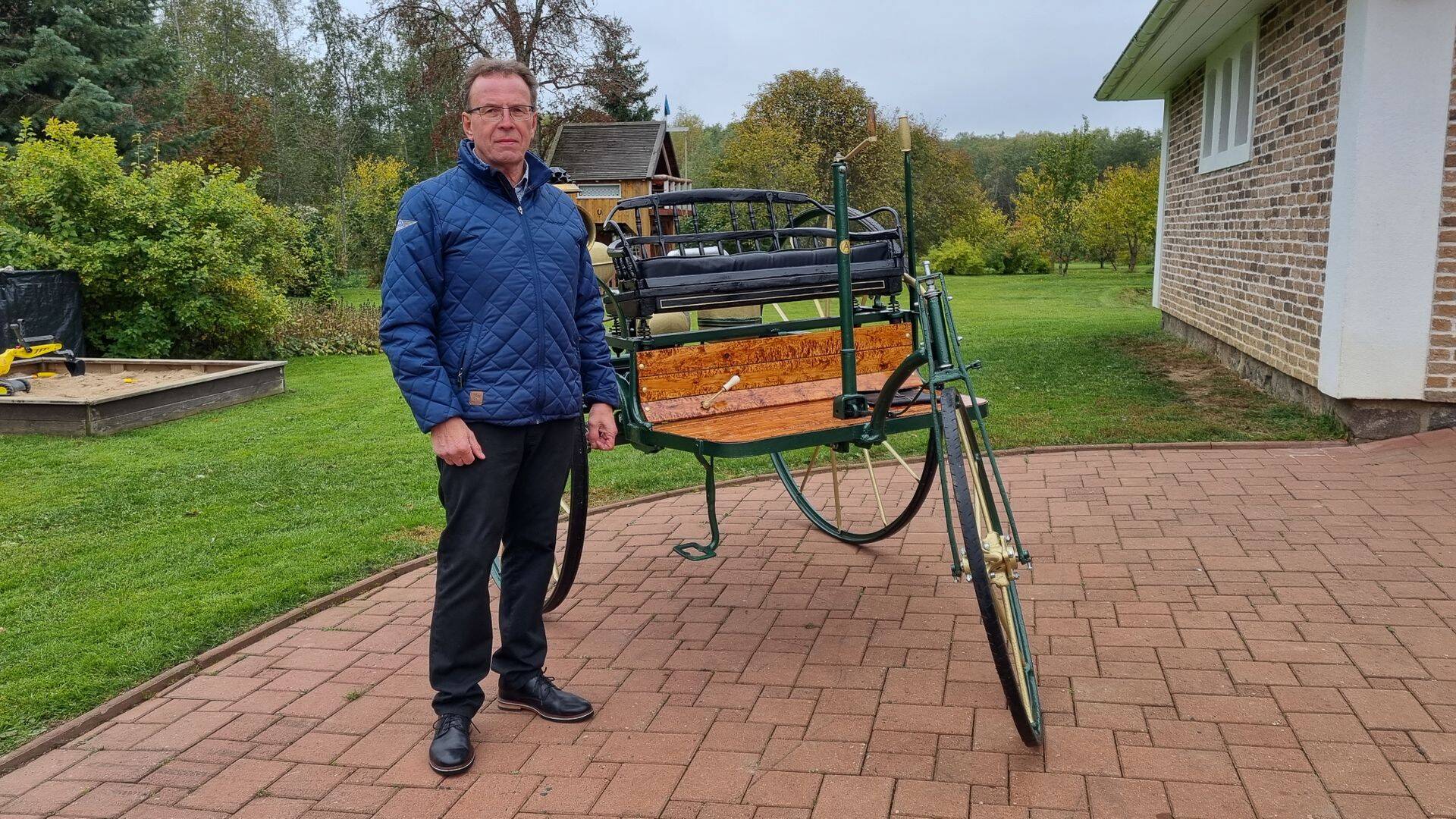 Aarne Kõue kaevast maaseest välja vanarauda, kunik oli koos sobiv hulk materjali vanaaegse auto ehitamiseks. Tulemus sai igati soliidne.