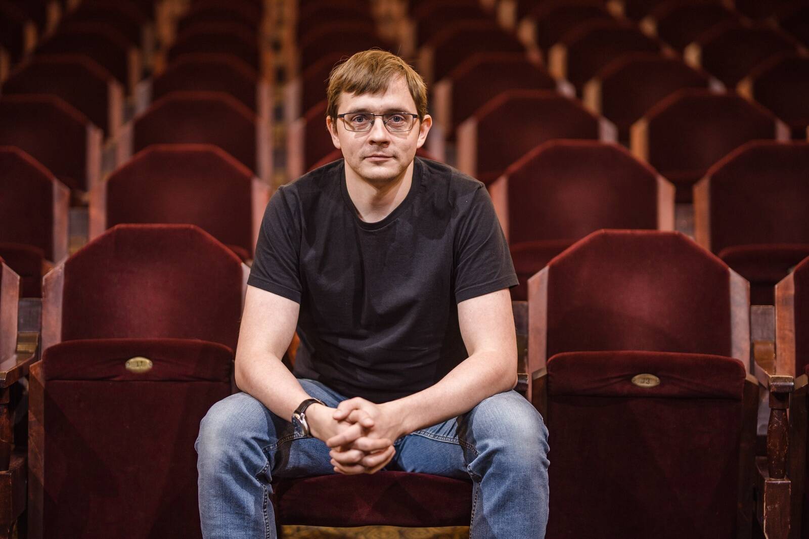 Rahamaa dramaturg Mehis Pihlat köidavad teisedki lähiaja dokumentaalsed sündmused. Nii on tema sulest praegu teatrilaval ka “Ükskord Liibanonis”, mis jutustab eestlastest jalgratturitest, kes Liibanonis pantvangi võeti.
