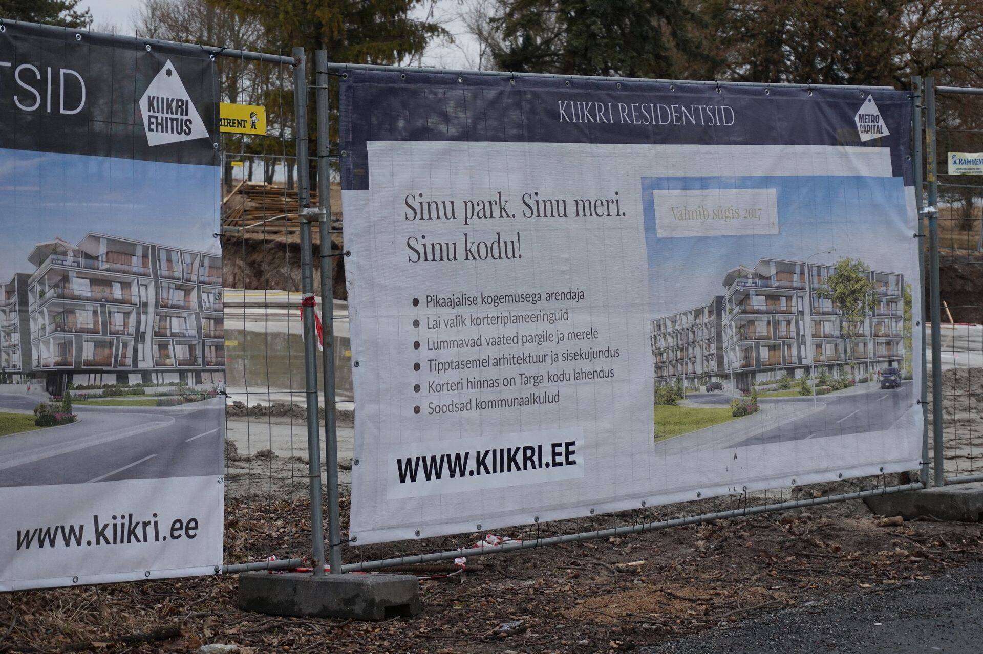 Alles ehitatavate Kiikri residentside reklaam piirdeaial tänavu märtsis.