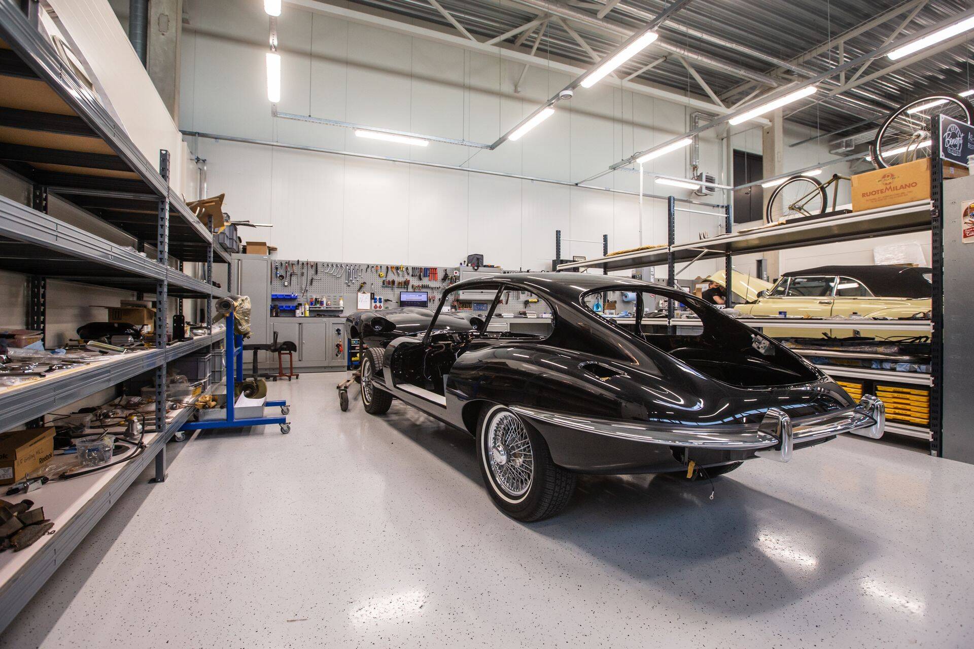 Jaguar E-Type vanaauto, mis on restaureerimisel Benefitis.
