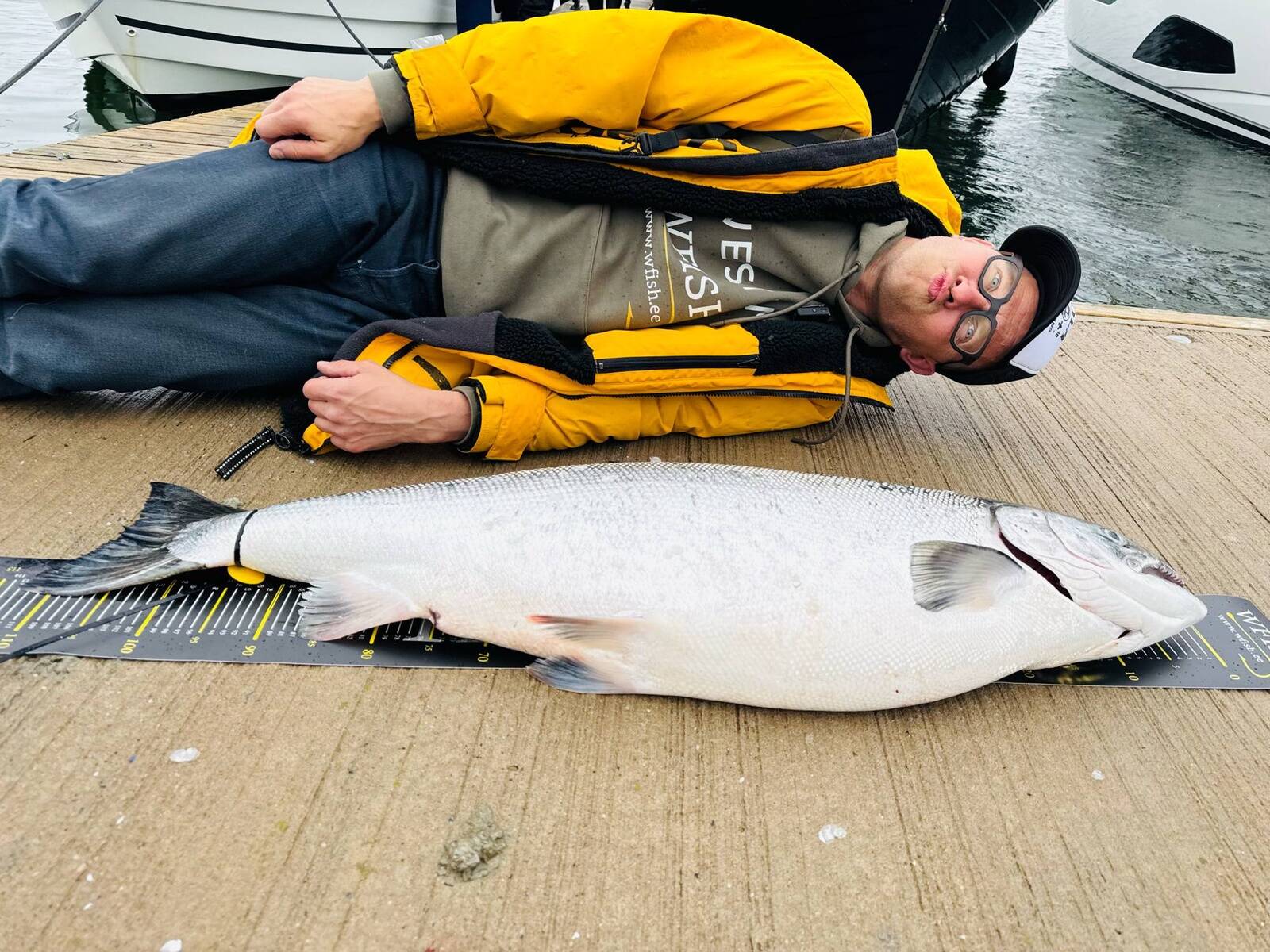 Võistluste peakorraldaja Reigo Ahven ja 17,5 kg lõhe.