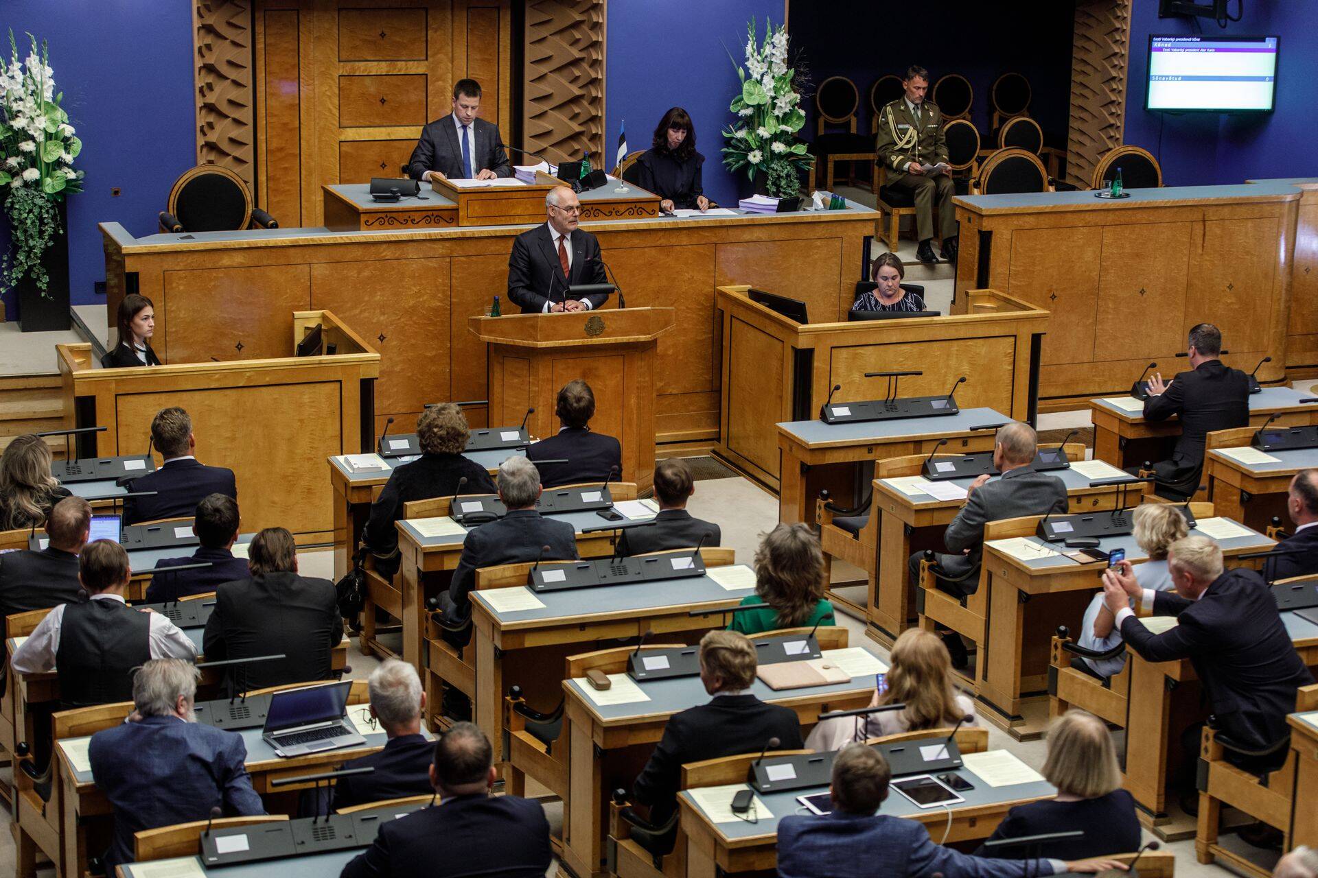 Согласно закону, каждую весну проходит индексация заработных плат высших государственных служащих с учетом роста зарплат и уровня инфляции за предыдущий год.