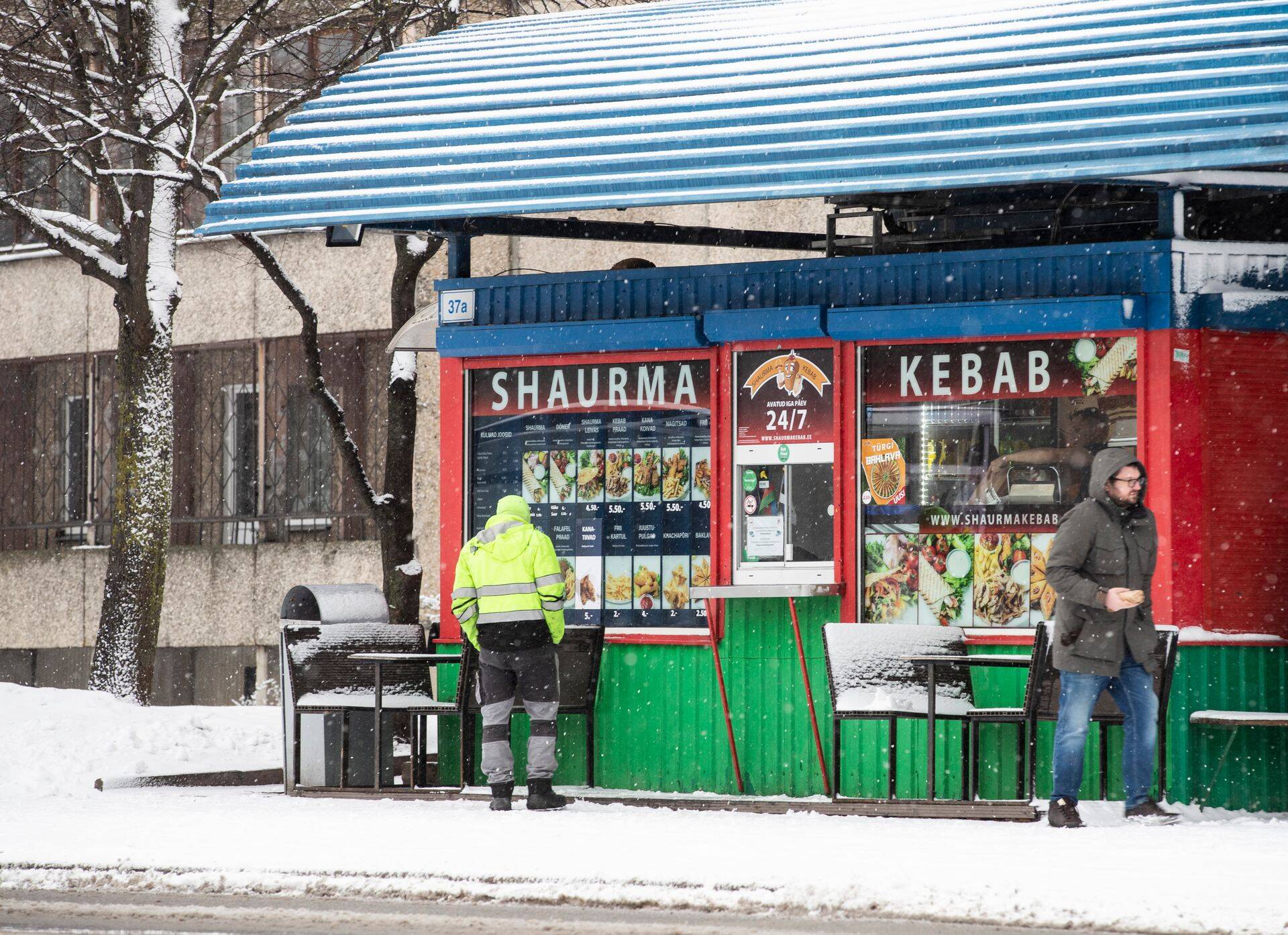 Киоск Shaurma Kebab Tallinn на улице Пунане очень популярен в городе.
