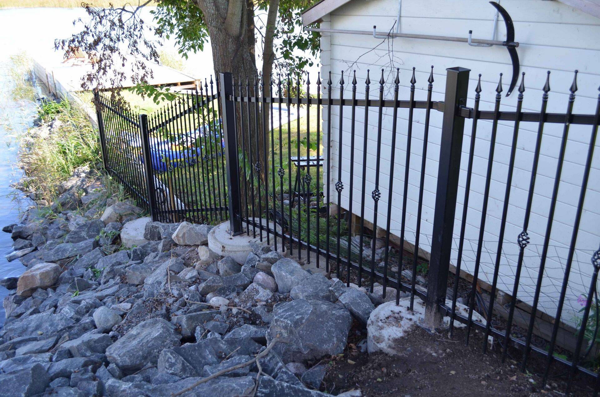 Niittyranta - kerge languse puhul võib aia paigaldada astmeliselt, järsu languse puhul on otstarbekas valmistada aed järgides maapinna profiili