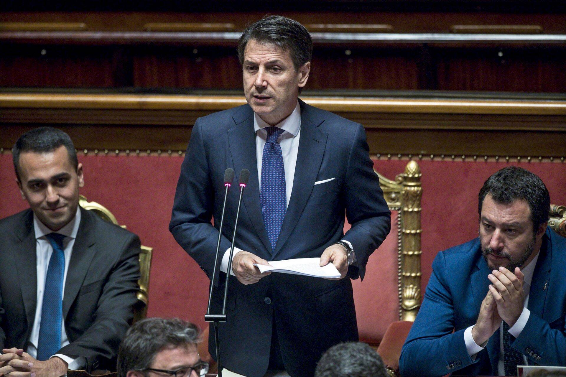 Pilt 2018. aasta 5. juunist, kui Itaalias moodustati uus valitsus, mille peaminister oli Giuseppe Conte (keskel), tööjõuministriks Viie Tähe Liikumise juht Luigi Di Maio (vasakul) ning siseministriks Liiga juht Matteo Salvini (paremal).