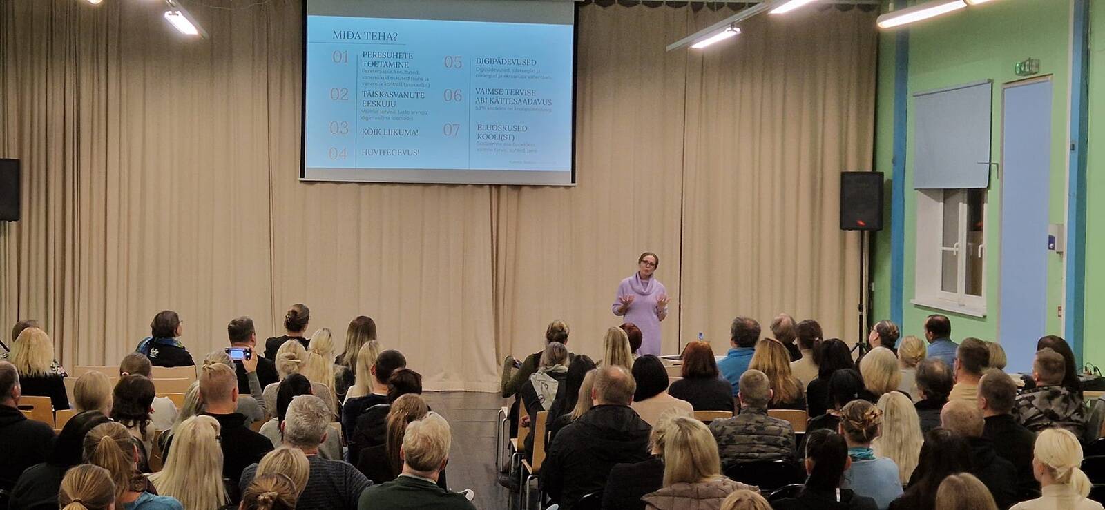 Psühholoog Karmen Maikalu rääkis Rakvere eragümnaasiumis lapsevanematele nutimaailmaga kaasnevatest ohtudest ja jagas vanematele nõuandeid, mis aitavad lastel kasvada tervena.