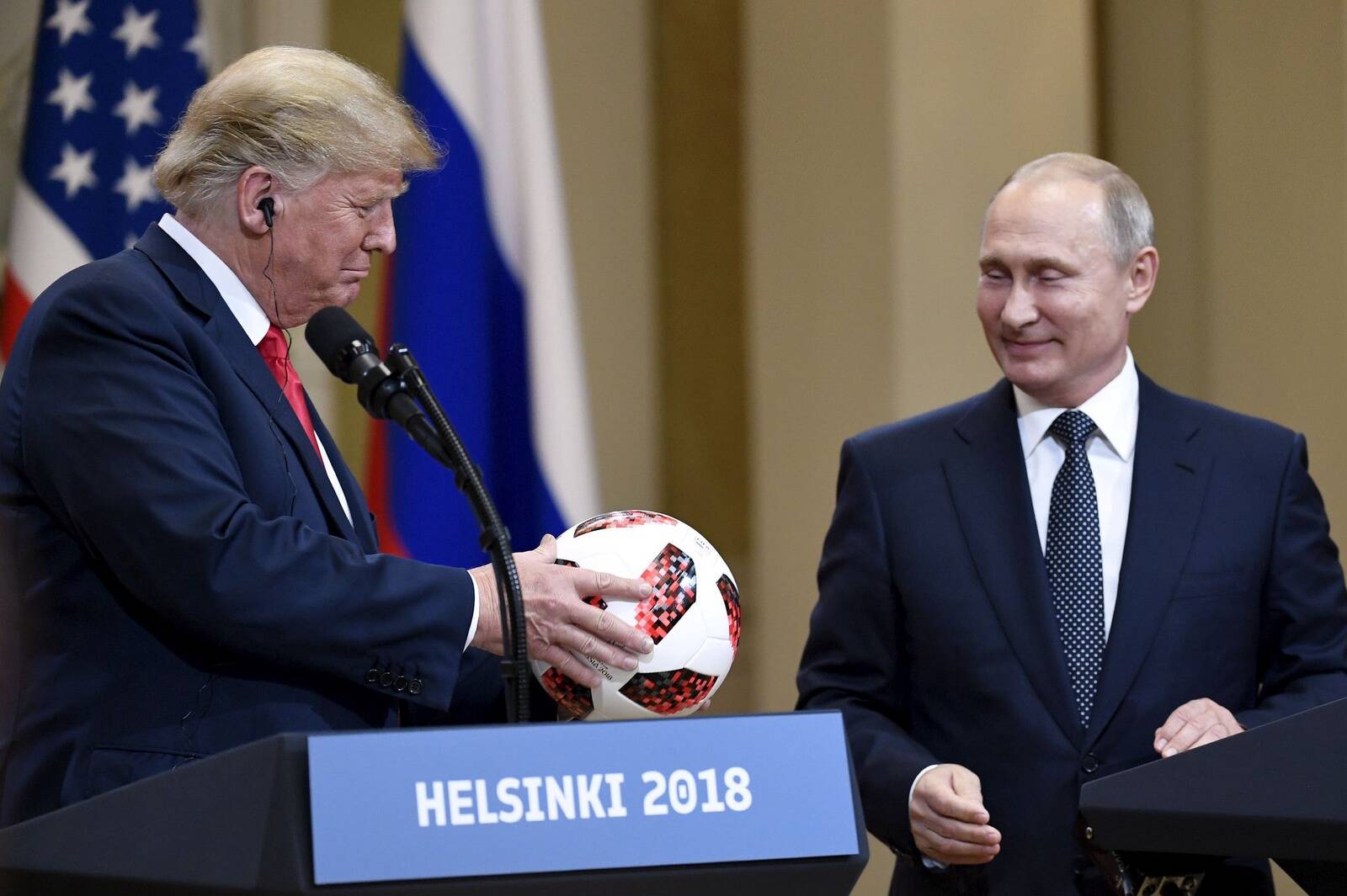 2018. aasta Donald Trumpi ja Vladimir Putini kohtumine Helsingis pöördus ühisel pressikonverentsil farsiks, kui USA riigipea seadis avalikult kahtluse alla omaenda luureagentuuride teabe.