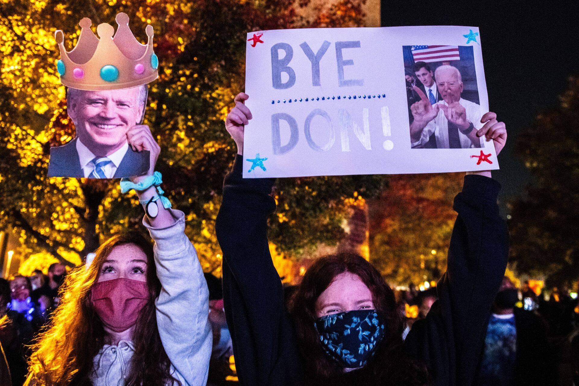 Joe Bideni pooldajad juubeldavad.