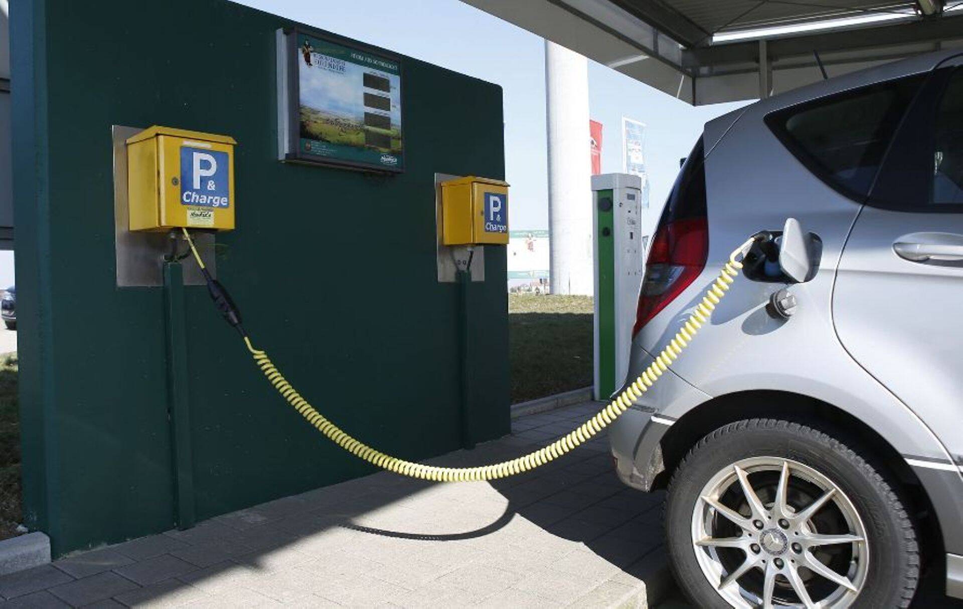 Elektriauto laadimisel.