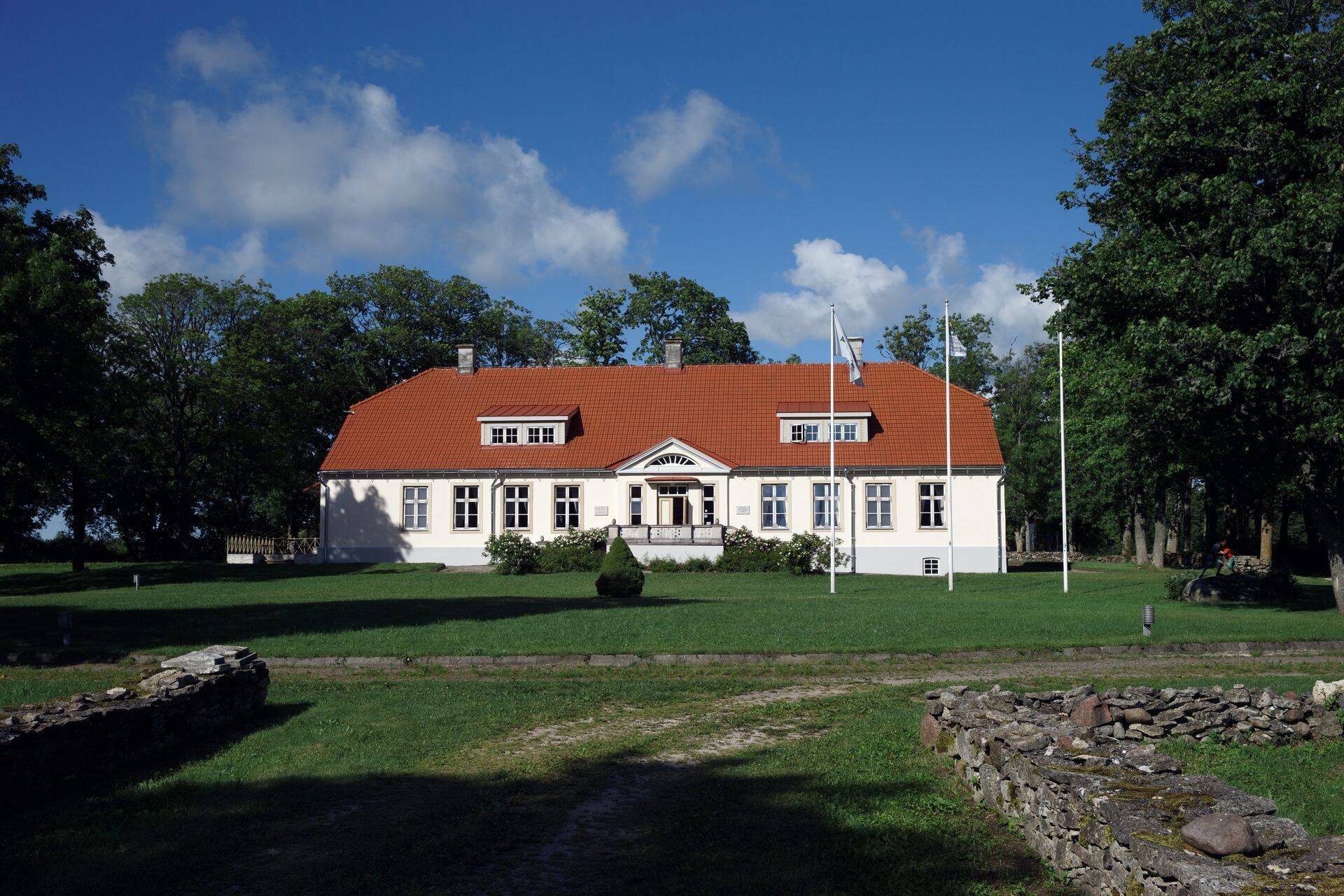 Loona mõisa hoones asuvad restoran, külalistemaja ja näitustemaja koos Vilsandi rahvuspargi teabepunkti ning püsinäitusega.