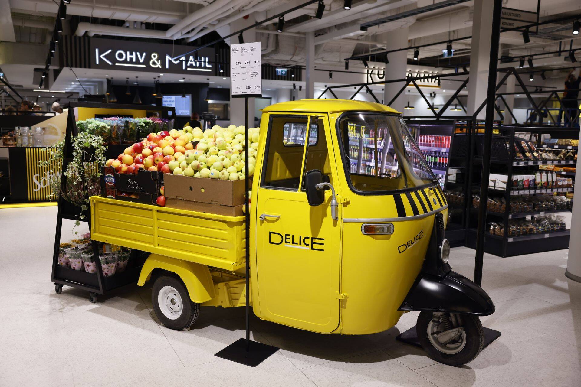 "Brändi ja sisekujundusse jõudnud vahemere urban-marketi miljööst tuntud sümbolid, nagu triibulised markiisid, katuste motoovid ja motoroller-kaubakäru,” selgitas Velveti loovjuht Kristian Kirsfeldt.