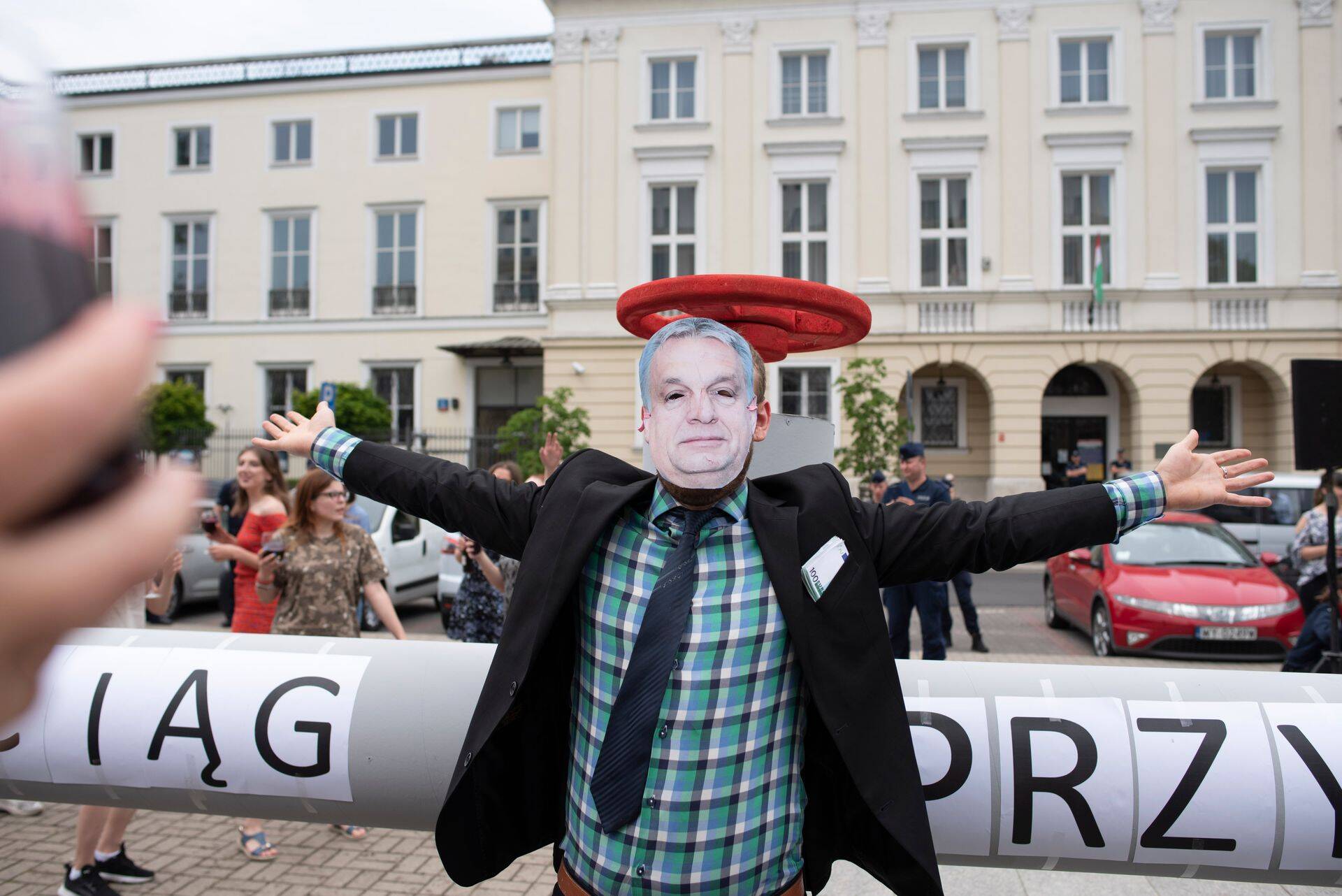 Varssavi meeleavaldaja kannab naftatoru imitatsiooni ees Ungari presidendi Viktor Orbani maski. Euroopa Liit tegi Ungarile erandi ega sunni teda Vene nafta tarnetest loobuma, pikendust anti ka naftatoodetele.