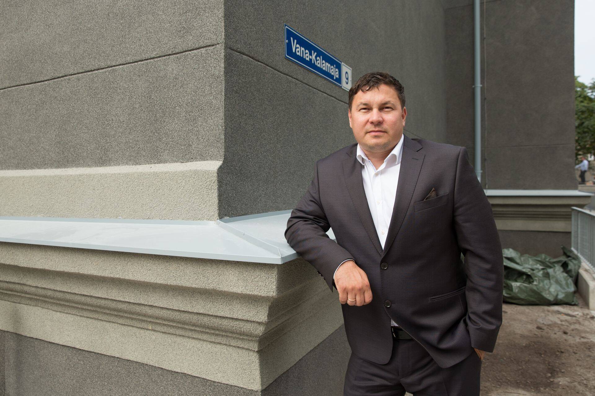 Kaspars Pacēvičs Tallinnas Vana-Kalamaja 9 renoveeritud koolimaja juures, mille fassaaditöödel kasutati Sakreti tooteid.