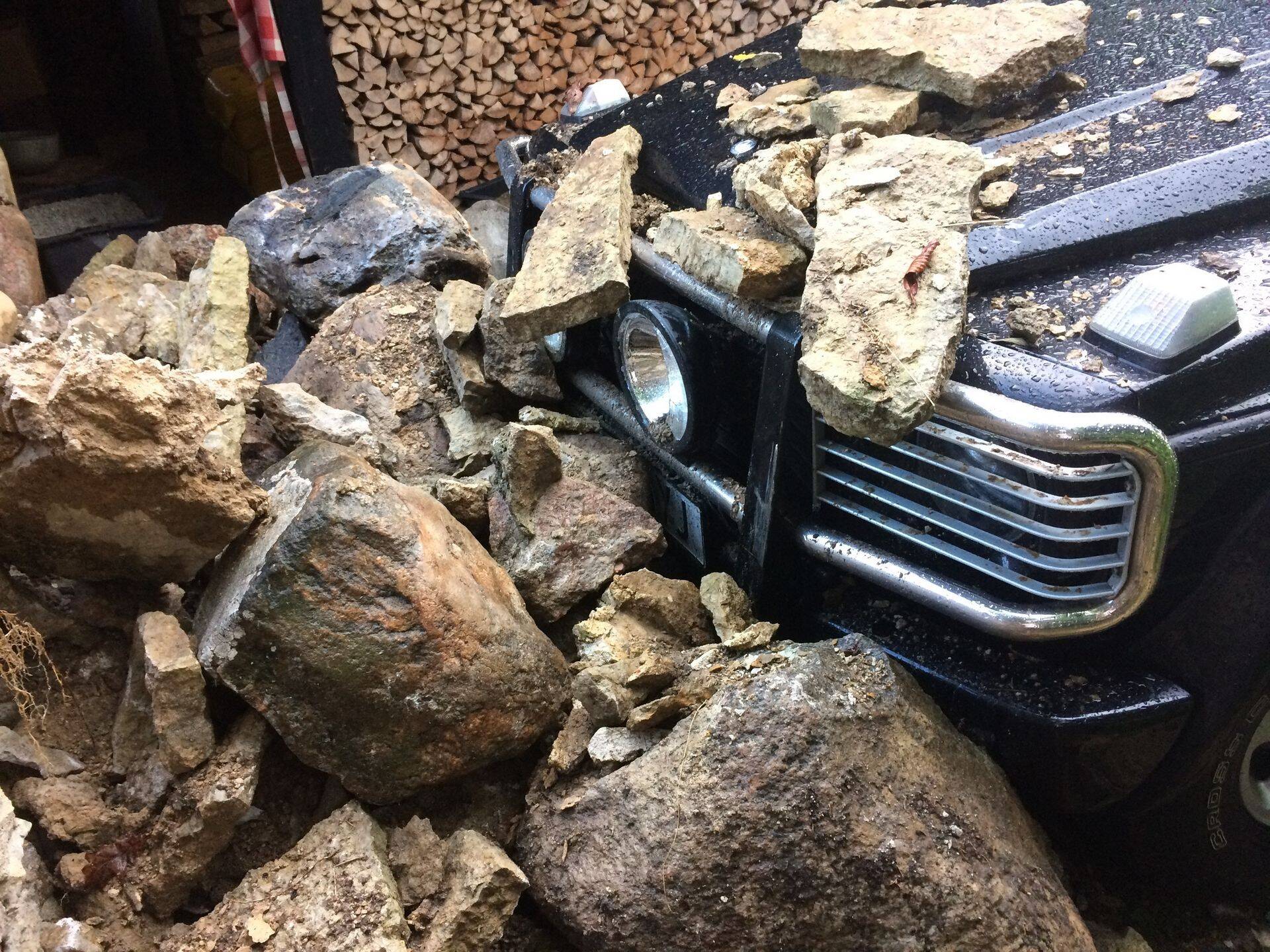 Auto peale langenud kivimüür tekitas ligi 4300 euro suuruse kahju.