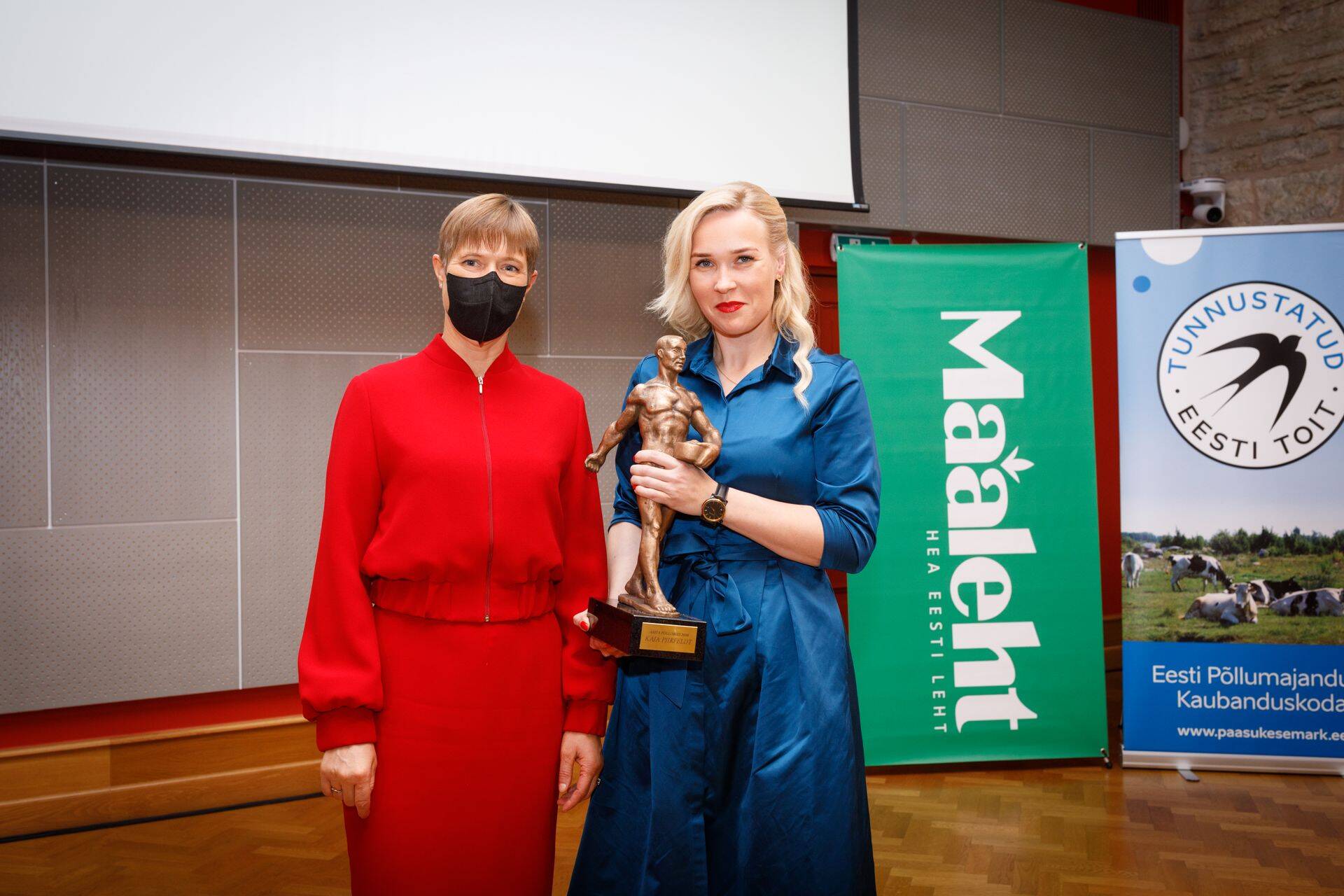 Riigikogu konverentsikeskuses peetud aasta põllumehe konverentsil kuulutati tiitlivõitjaks Harjumaa piimatootja ja põllumeeste koolitaja Kaja Piirfeldt Remmelgamaa osaühingust.