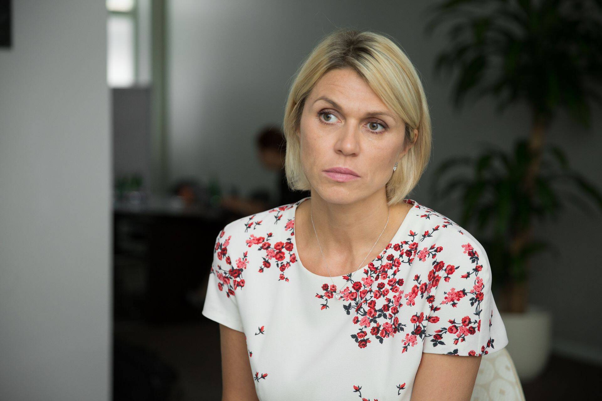 Ettevõtlusminister Urve Palo annab intervjuu ajakirjanik Eliisa Matsalule oma tagasiastumise tagamaade kohta Harju tänaval ministeeriumi hoones.
