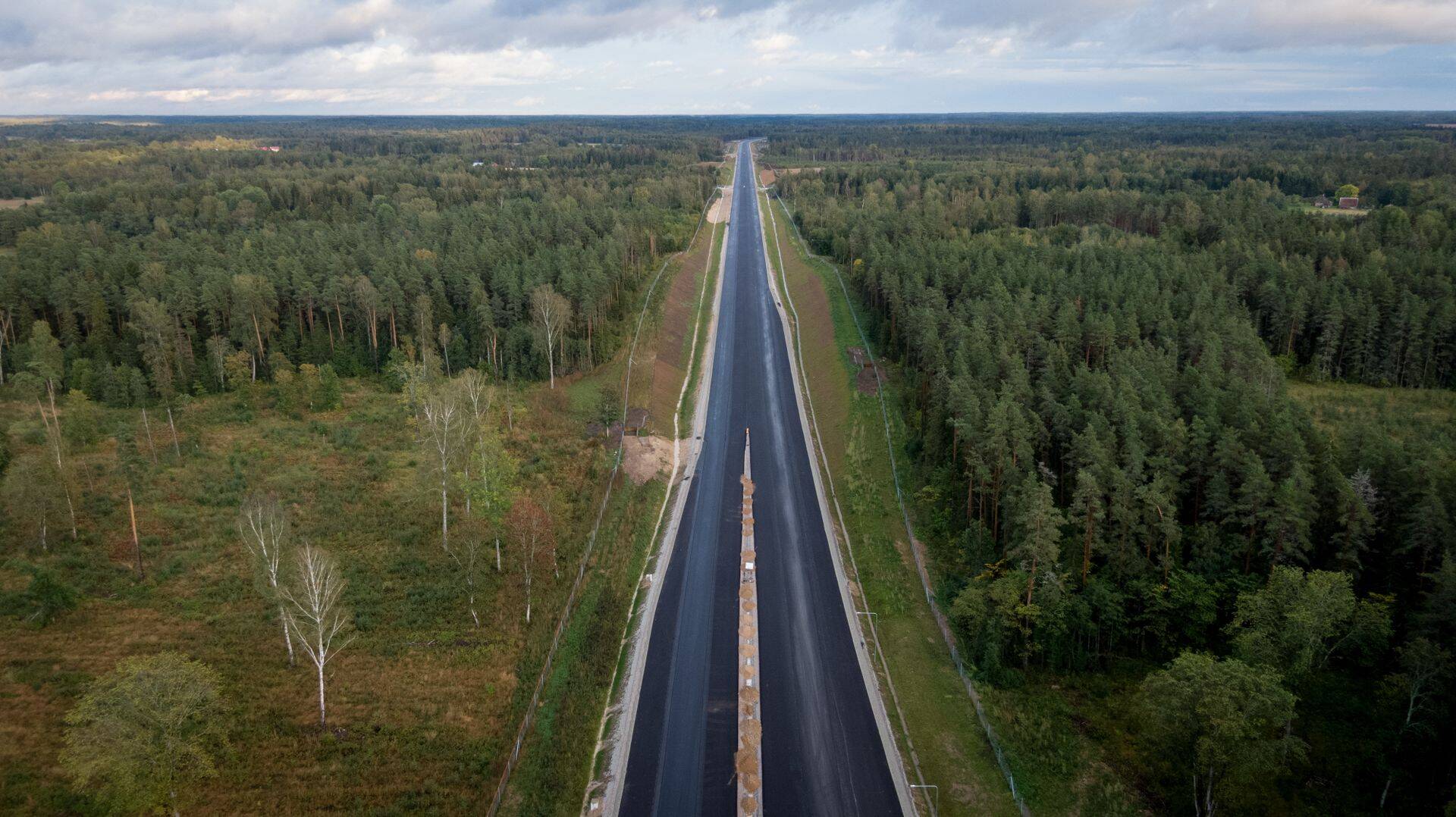 Tallinn-Tartu maantee ehitus. Ehitustööde eesmärgiks on jätkata Tallinn-Tartu põhimaantee I klassi maanteeks ehitamiseks Tartu suunal. Uus trass ehitatakse neljarajaliseks kuni Ardu liiklussõlmeni.