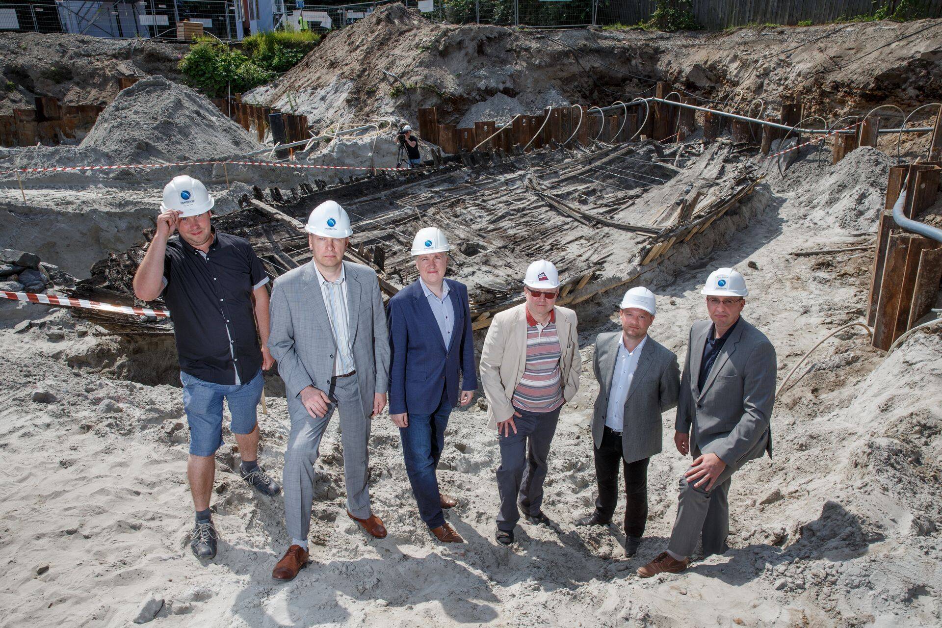 Ehitusfirma Nordecon, kinnisvara arendaja Metro Capital ja Muinsuskaitseameti esindajad laevafraki leiukohas