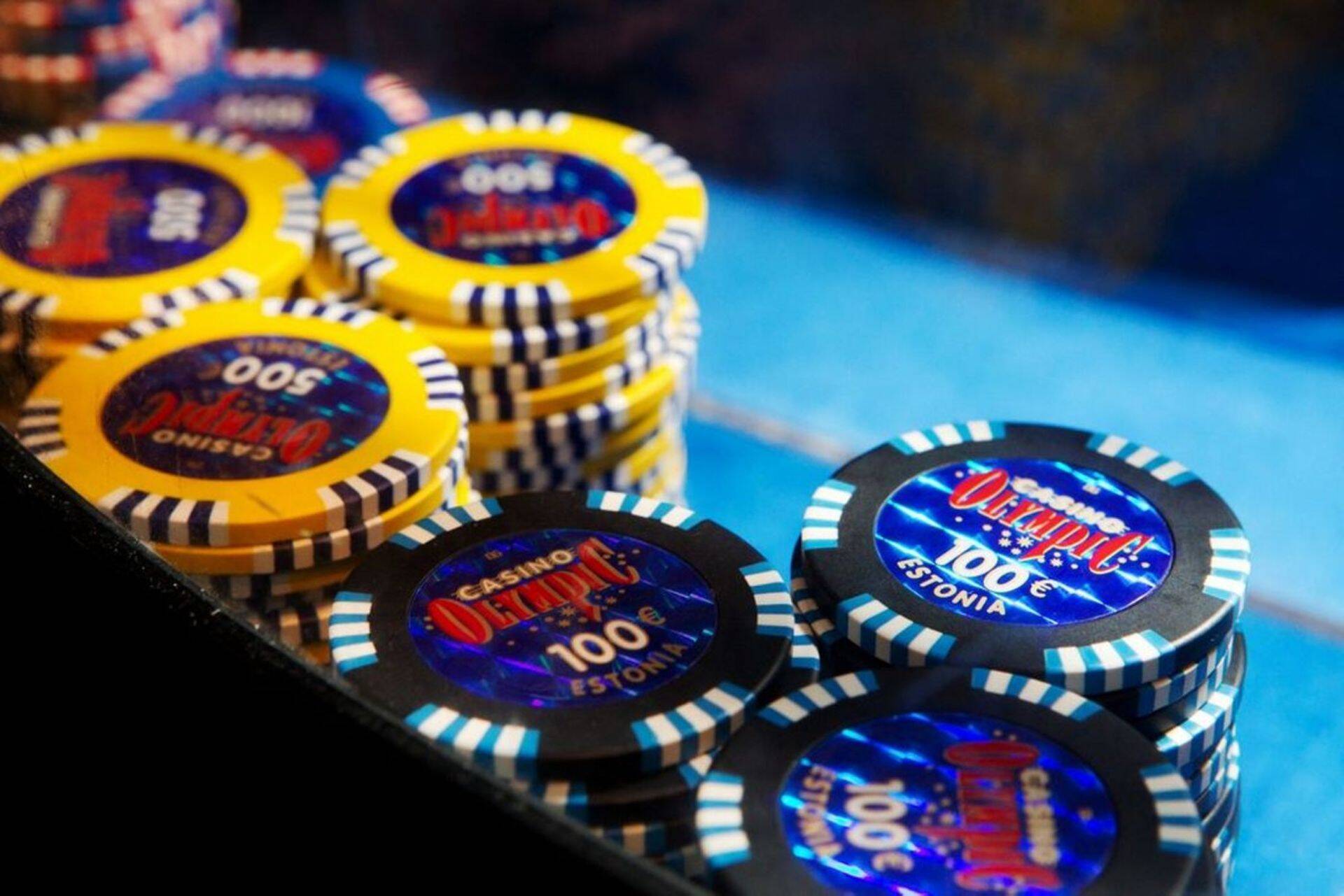 Prokuratuur kahtlustab, et varastatud miljonid pandi kaardimängus magama