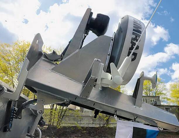 Et alus silla alt läbi kodusadamasse pääseks, on selle mast hüdraulika abil alla lastav.