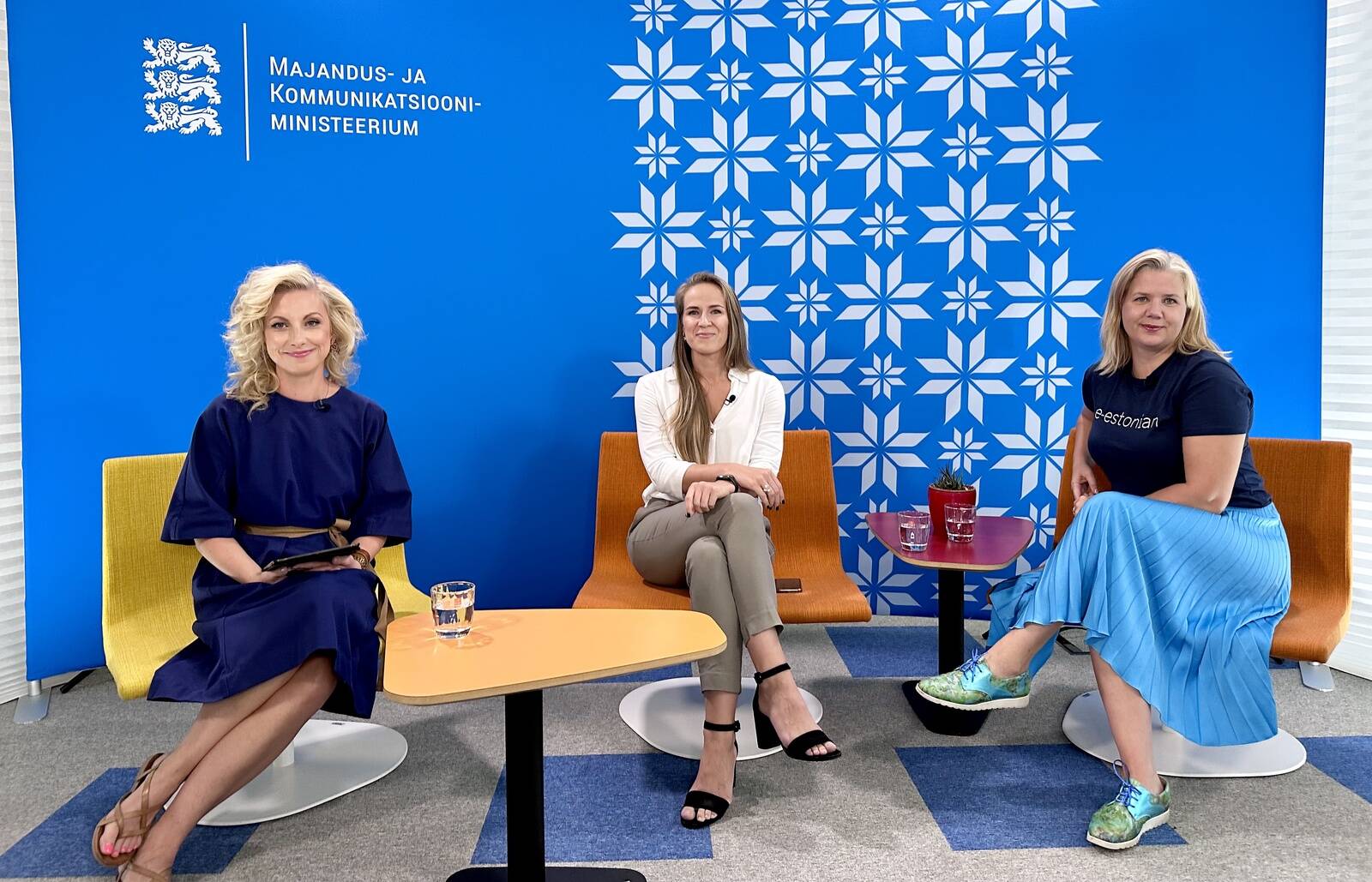 Majandus- ja kommunikatsiooniministeeriumi teadmusjuhtimise valdkonna juht Külliki Tafel-Viia (vasakul), digimajanduse osakonna juht Sirli Heinsoo (keskel) ning infotehnoloogia ja telekommunikatsiooniliidu juht Doris Põld saates Strateegia Akadeemia.