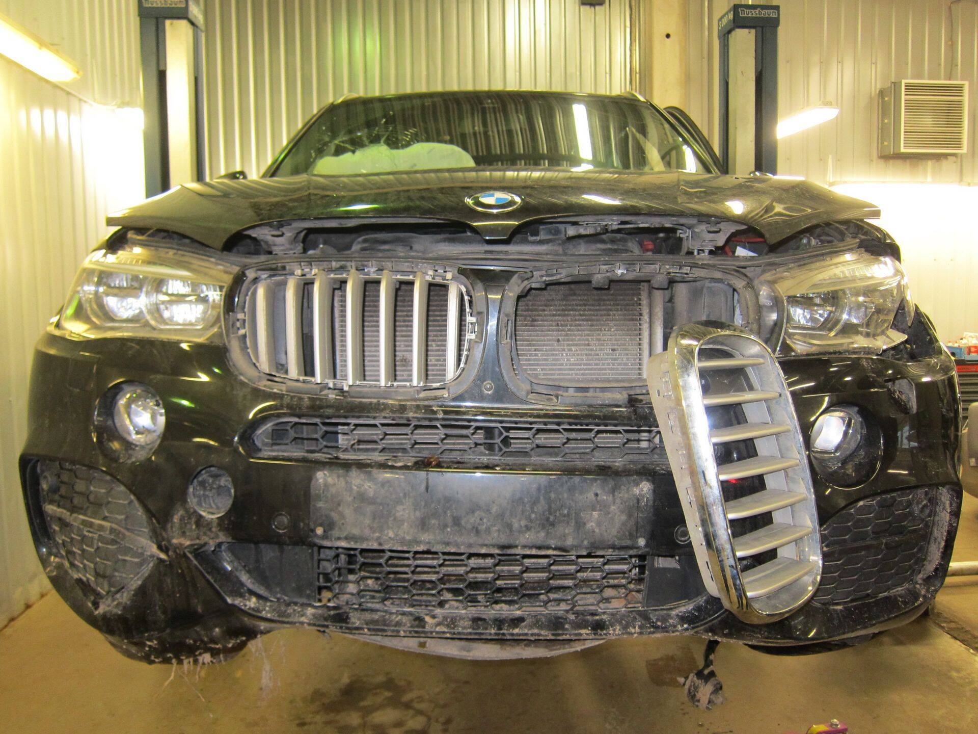Palmi auto seisab BMW esinduse õuel püsti tänu plastiktugedele, kohe pärast õnnetust nägi see välja veel halvem.