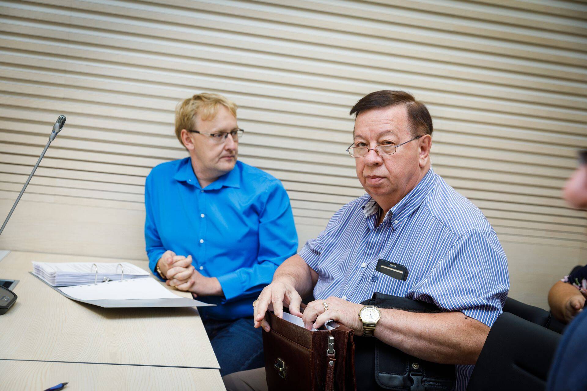 Valentin Štavbonko (paremal) koos advokaadi Olavi-Jüri Luigega kohtus.