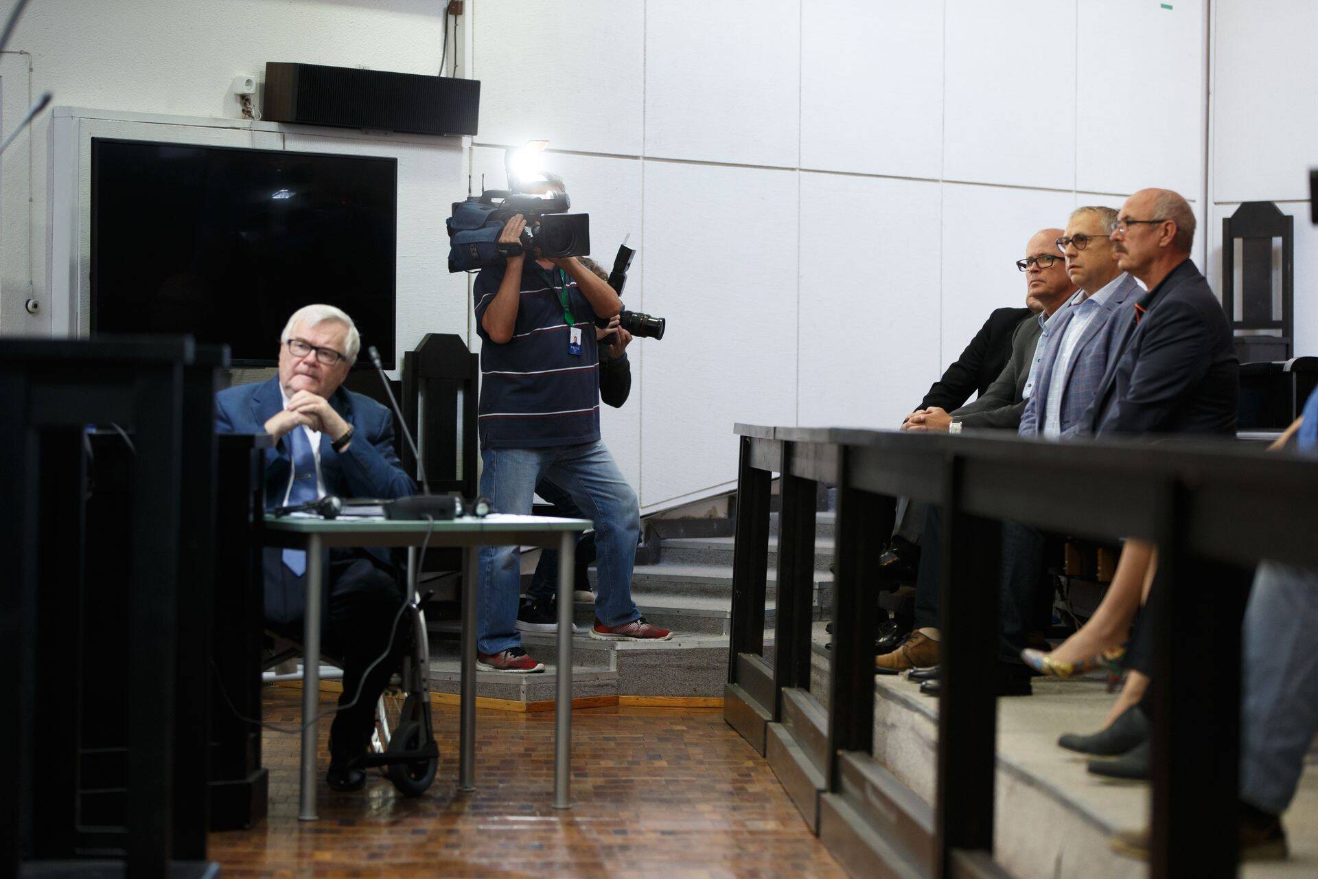 Kui Keskerakonna endine juht Edgar Savisaar (vasakul) pääses kriminaalmenetlusest, siis talle altkäemaksu andmises süüdistatavad ärimehed Vello Kunman (paremalt esimene), Hillar Teder (paremalt teine) ja Aivar Tuulberg (paremalt kolmas) peavad endiselt protsessis kaasa lööma.