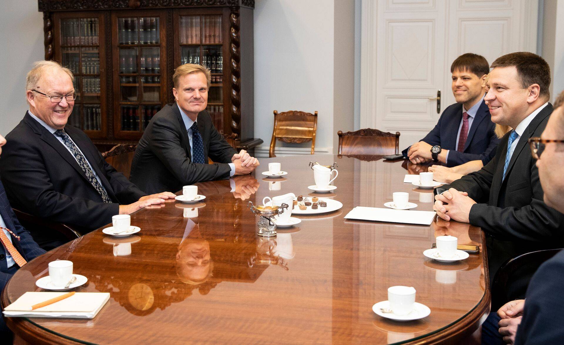 Swedbanki juhatuse esimees Hans Göran Persson (vasakul) ning tegevjuht Jens Henriksson (vasakult teine) käisid 2019. aastal Stenbocki majas toonase peaminister Jüri Ratasega kohtumas.