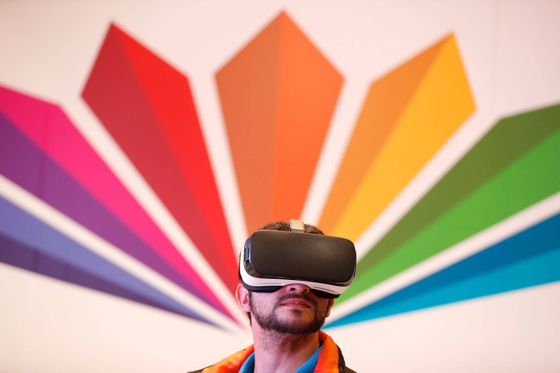 Messikülaline proovib Lõuna-Aafrikas Kaplinnas virtuaalreaalsusprille. Kaplinnas toimus eelmise aasta septembris suur tehisintellektile (AI) pühendatud mess, kus otsiti viise, kuidas AI abil Aafrika majandust edendada. Uuringud näitavad, et AI oskuslik kasutamine võiks juba aastaks 2035 maailma majanduse kasvu kahekordistada.