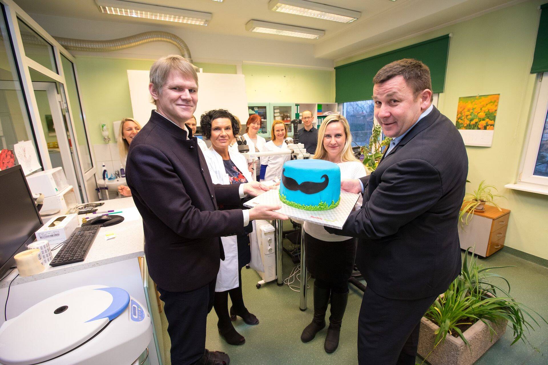 Baltic Agro tegevjuht Ants Puusta annab annetuse ja erikujundusega tordi üle Tartu Ülikooli Kliinikumi meestekliiniku juhile Margus Punabile.