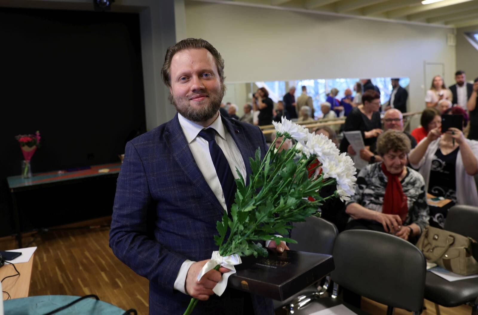 Tartu hoiu-laenuühistut 18 aastat juhtinud Andro Roos kiidab, et liikmeid muudkui tuleb juurde. “Tänu sellele, et inimestel on kopp ees bolševistlikust valitsusest, kes Eestit paljaks tahab varastada,” on Roosi nägemus.