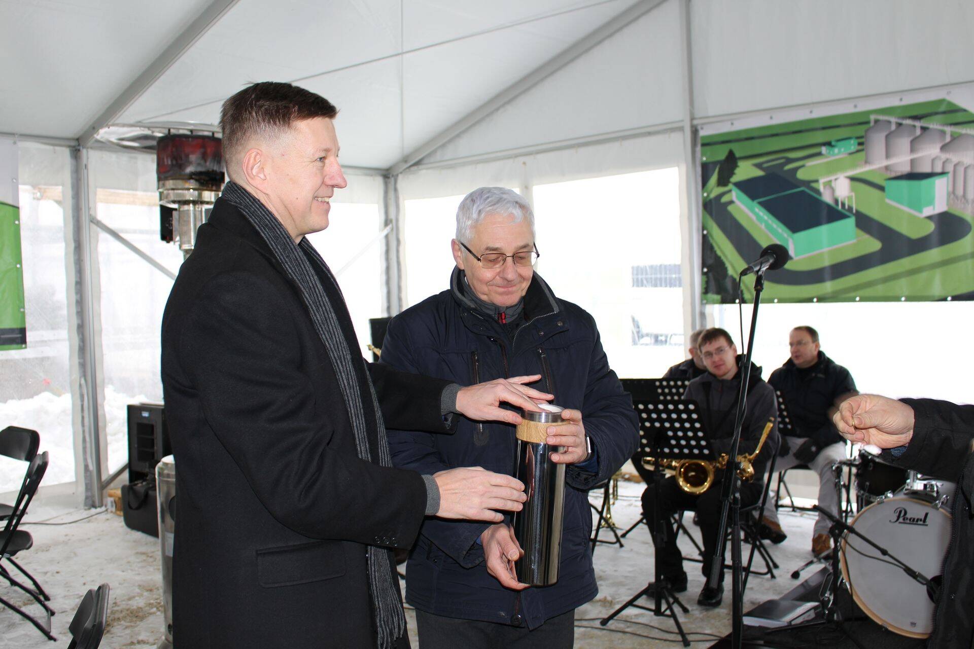 Põllumeeste rapsitehas sai nurgakivi. Fotol Tarmo Lehiste ja Urmas Pallon.