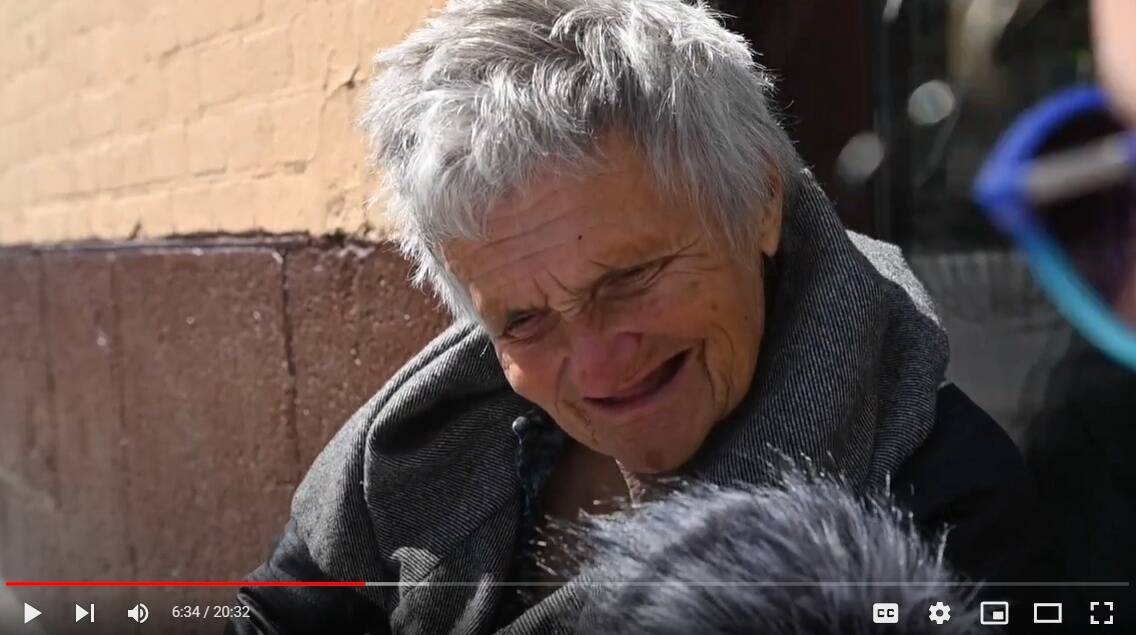 Pensionär ja tänavakaupleja Valentina ütles, et tööd on Ukrainas väga kerge praegu leida. Küsitleja Annika Kald Eestist ostis Valentinalt tema palve peale 5 euro eest pastaka.