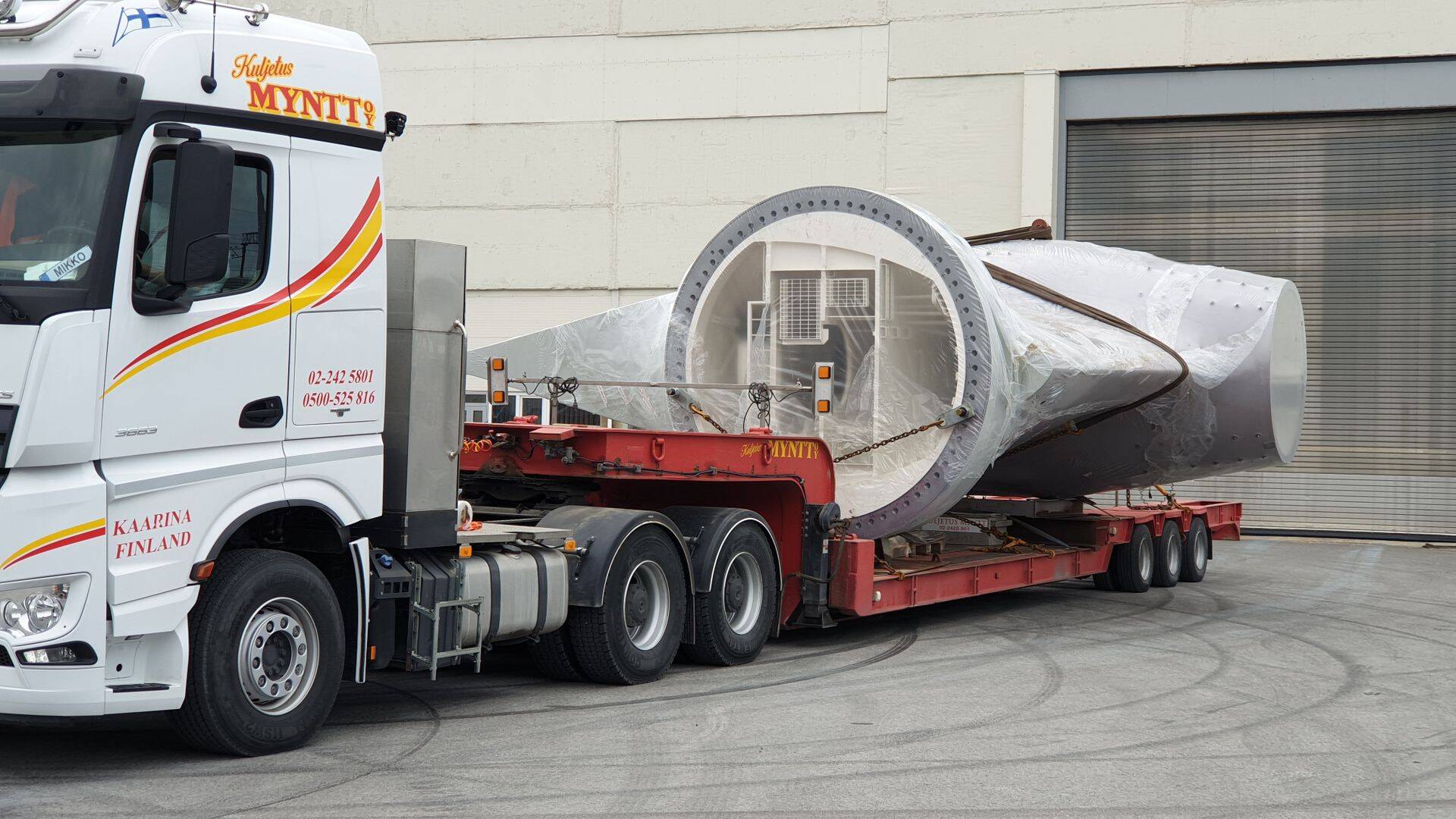 Azipod on laevakerest väljaspool asuv mootor, mis on võimeline tegema 360kraadise pöörde.