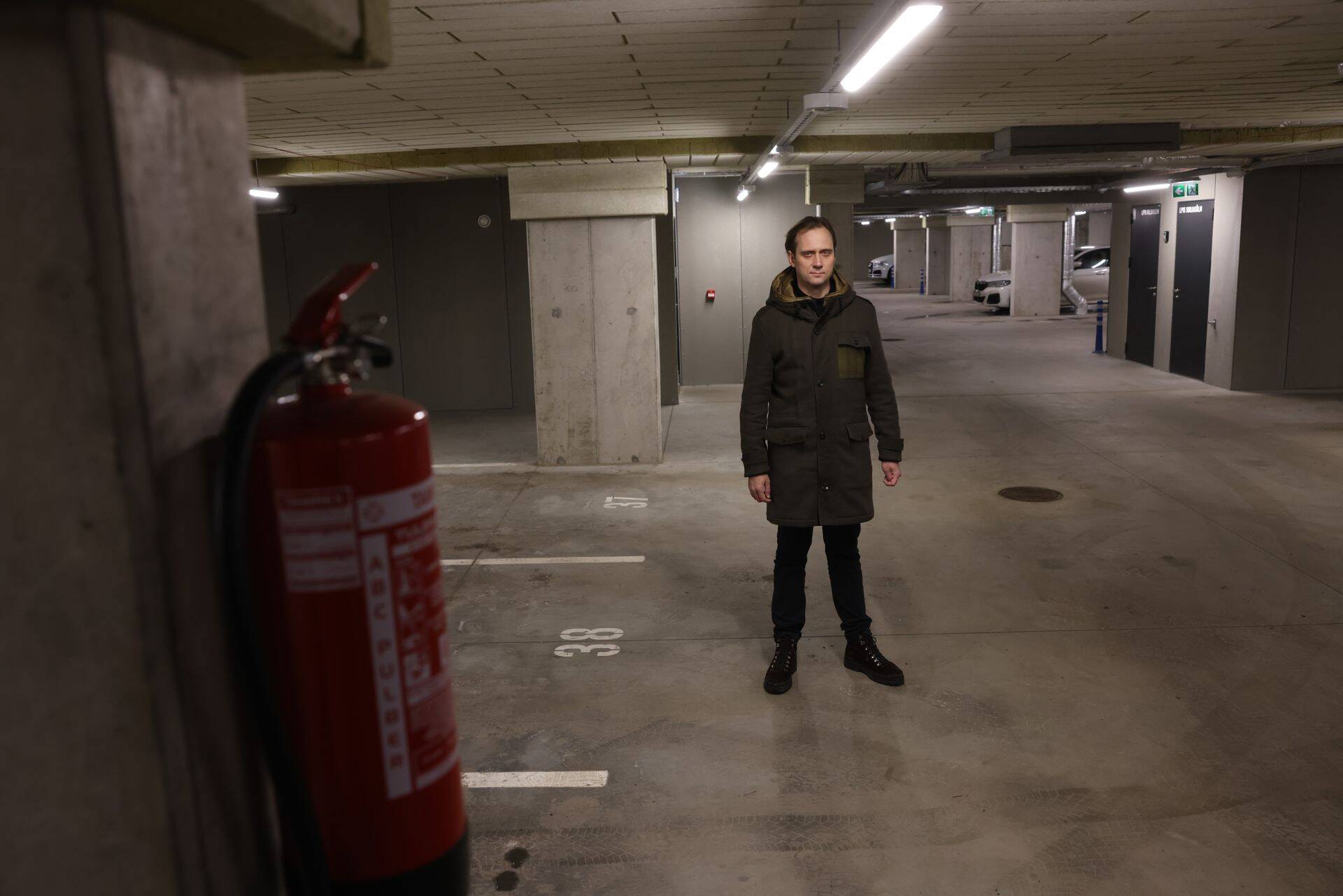 Kinnisvaraarendaja Liveni juht Andero Laur kardab, et ametnikud lajatavad arendajatele varjumiskohtadega järjekordsed nõuded, mis ehitust kallimaks teevad.